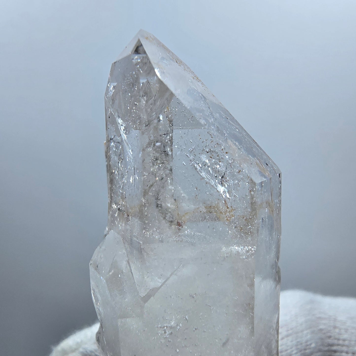 Goboboseb de poche en quartz fumé fantôme lémurien, squelette DT Stage Valentine, Namibie, 64 x 23 x 21 mm