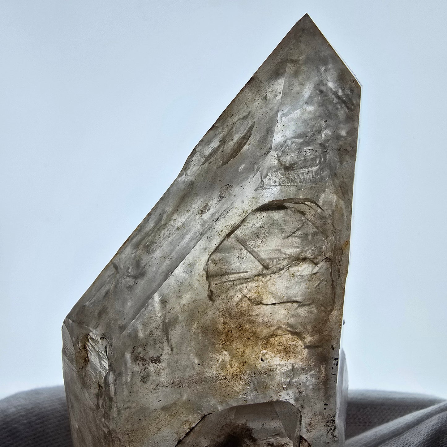 Quartz fumé squelette fantôme lémurien DT, calcite UV Valentine Pocket, Namibie 129 x 61 x 48 mm