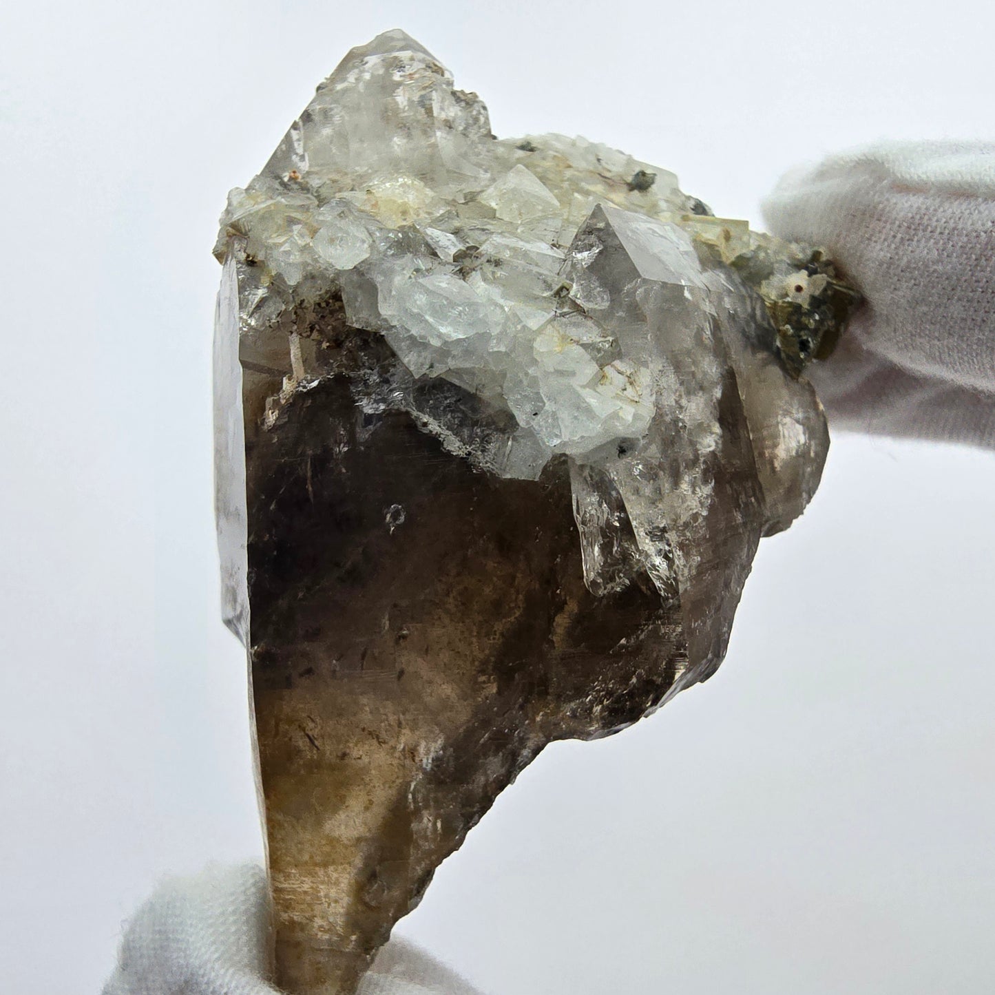 Phantom Rauchquarz mit UV Calcit, Hyalit, Muskovit Goboboseb, Namibia 67*52*41mm