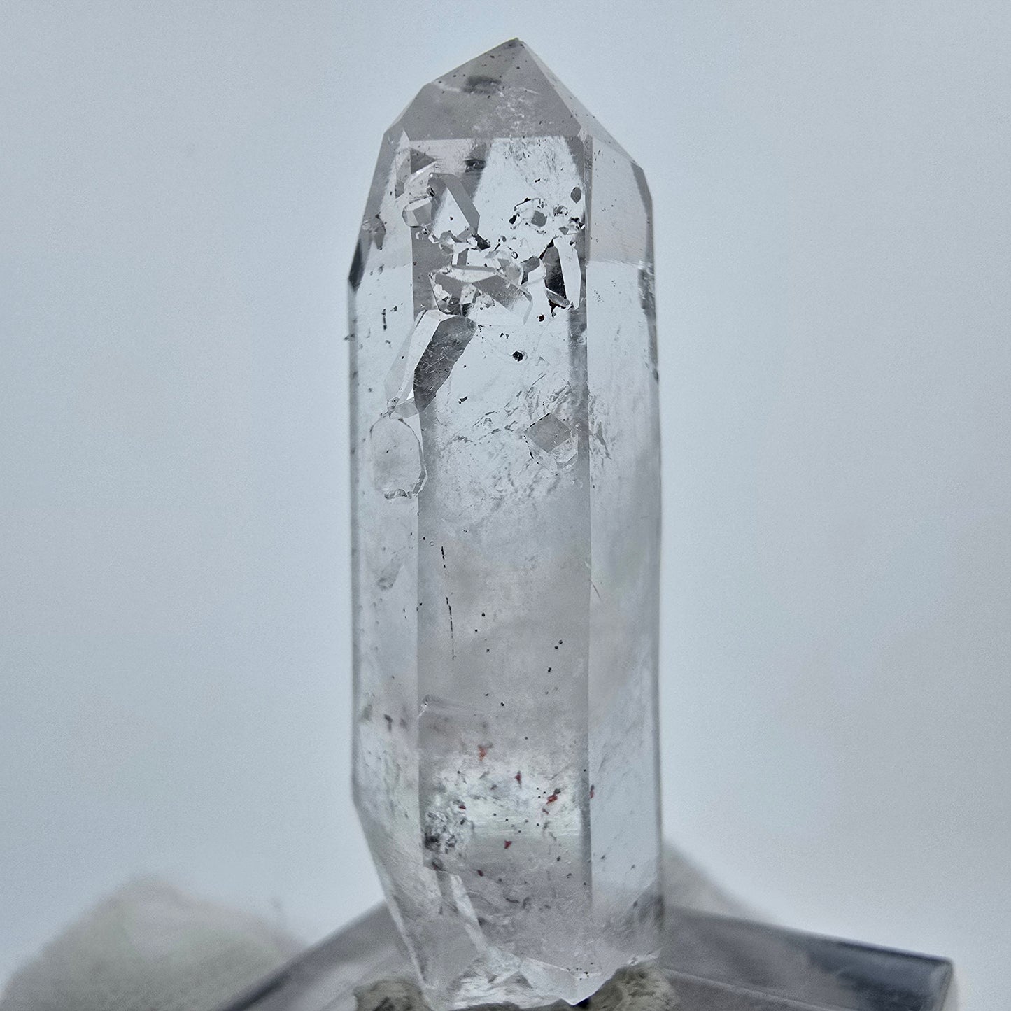Cristal de quartz Harlequin très clair de la mine Streep, Goboboseb, Namibie, 40 x 13 x 11 mm