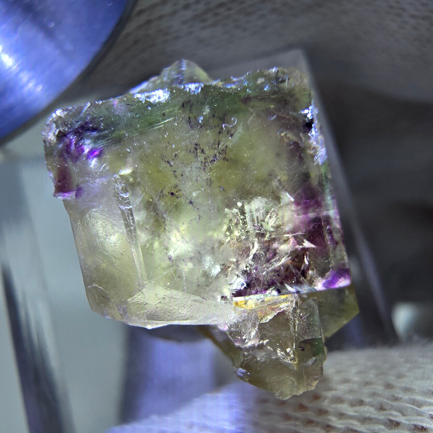 Spécimen de cube de fluorite fantôme zonal, jaune violet vert Okorusu, Namibie 21*17*14mm
