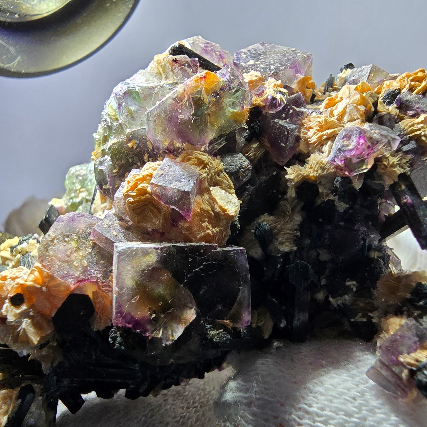 Spécimen de fluorite fantôme colorée, tourmaline scholle, muscovite, Erongo, Namibie, 91 x 57 x 38 mm