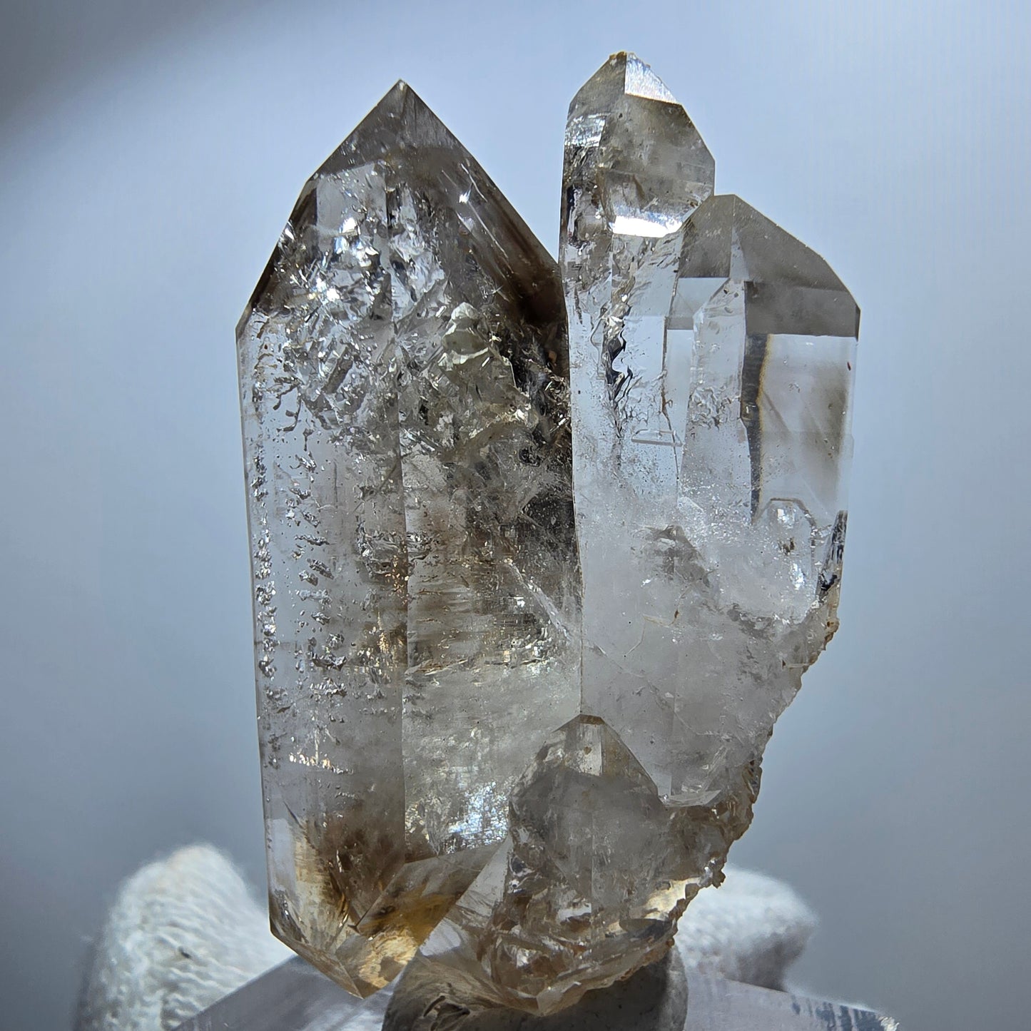 Sceptre en quartz fumé fantôme transparent, spécimen DT, Goboboseb, Namibie, 43 x 24 x 14 mm