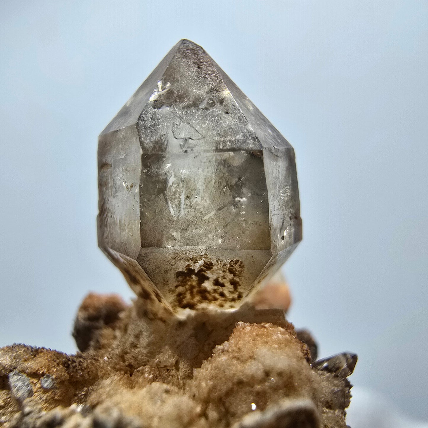 Amas de quartz fumé fantôme transparent, Goboboseb, Namibie, 33 x 25 x 24 mm