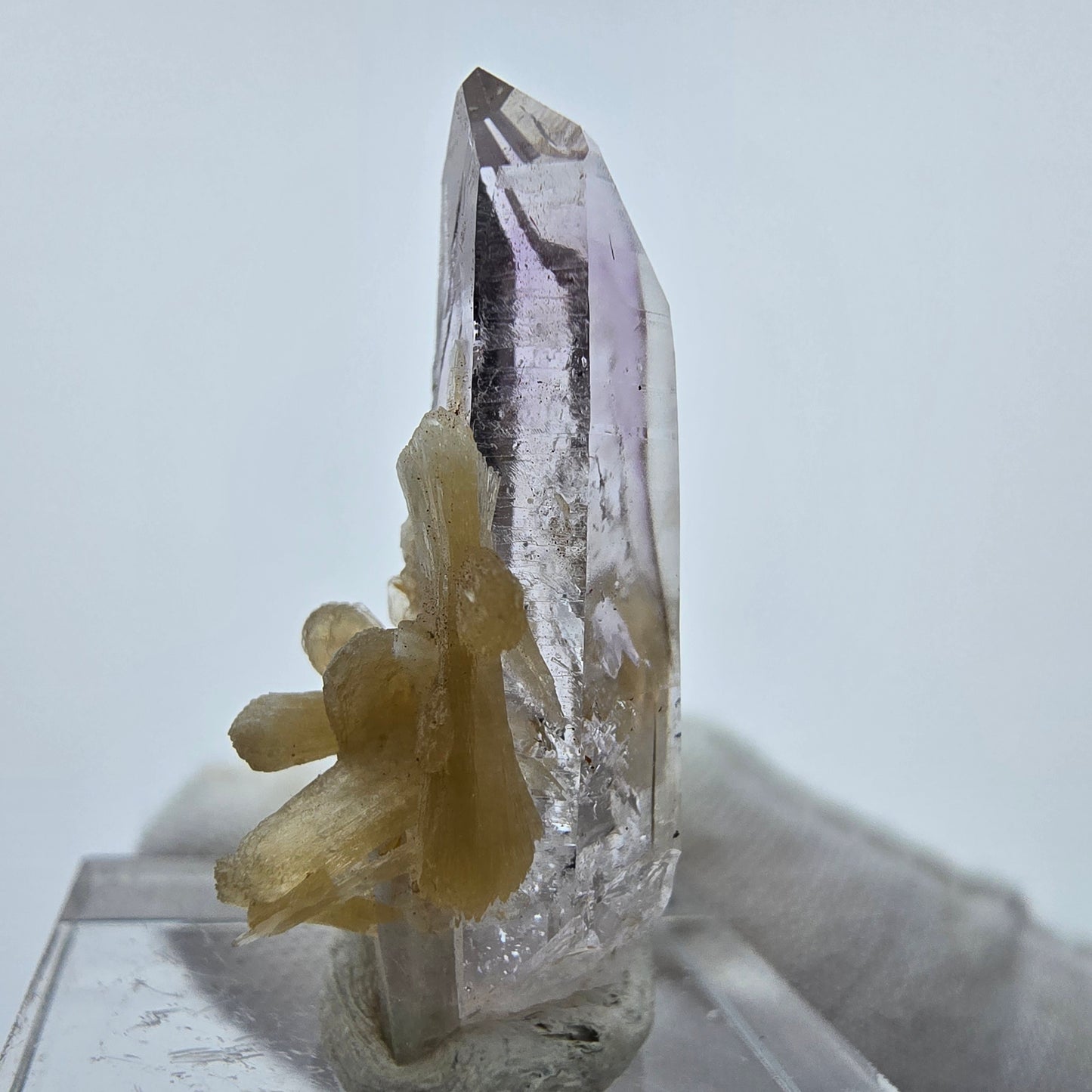Enhydro Phantom Amethyst Kristall mit Stilbit Goboboseb, Namibia 32*17*14mm