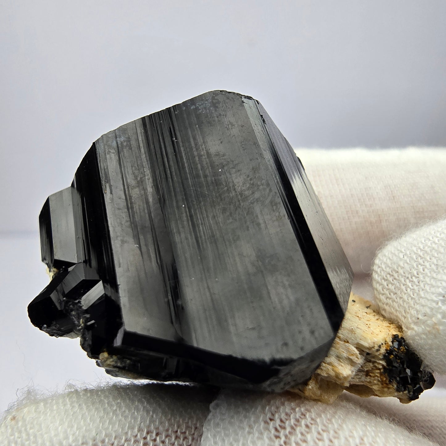 Symmetrischer Schörl Turmalin schwarz glänzend Erongo, Namibia 44*32*25mm