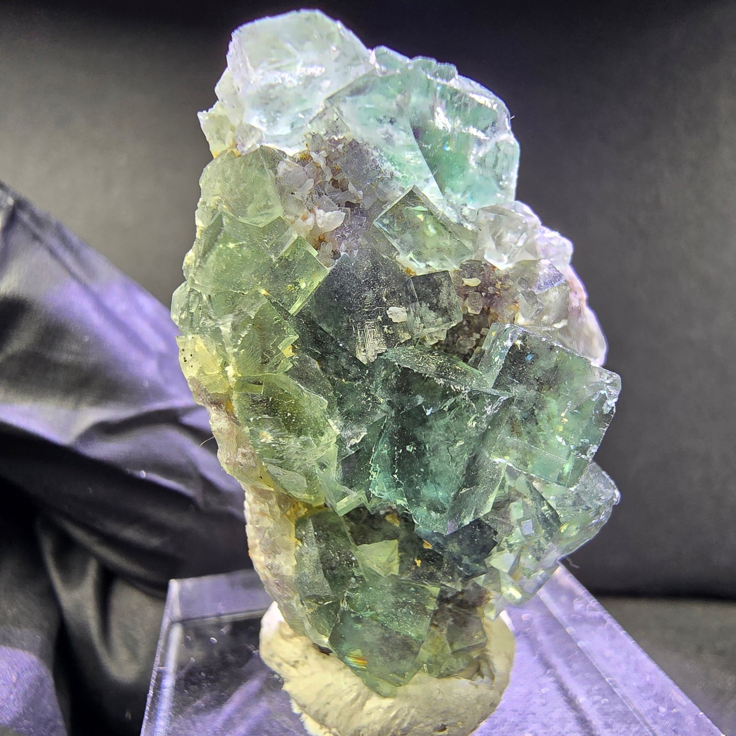 Sehr klare Zonare Fluorit XX Würfel Stufe grün lila 36*22*16mm Okorusu, Namibia