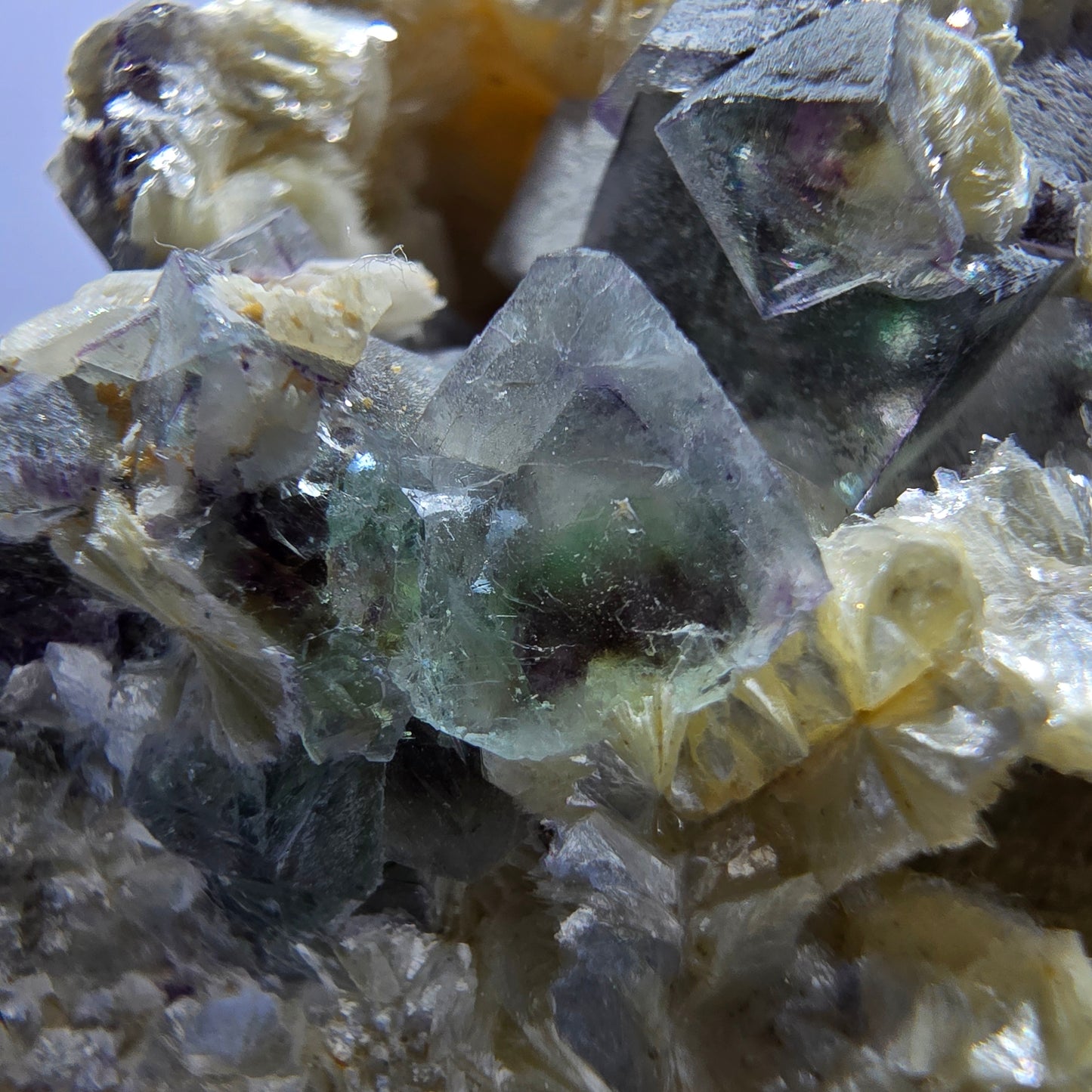 Cubes de fluorite fantôme colorés, spécimen de calcite muscovite UV, Erongo, Namibie, 63 x 52 x 31 mm