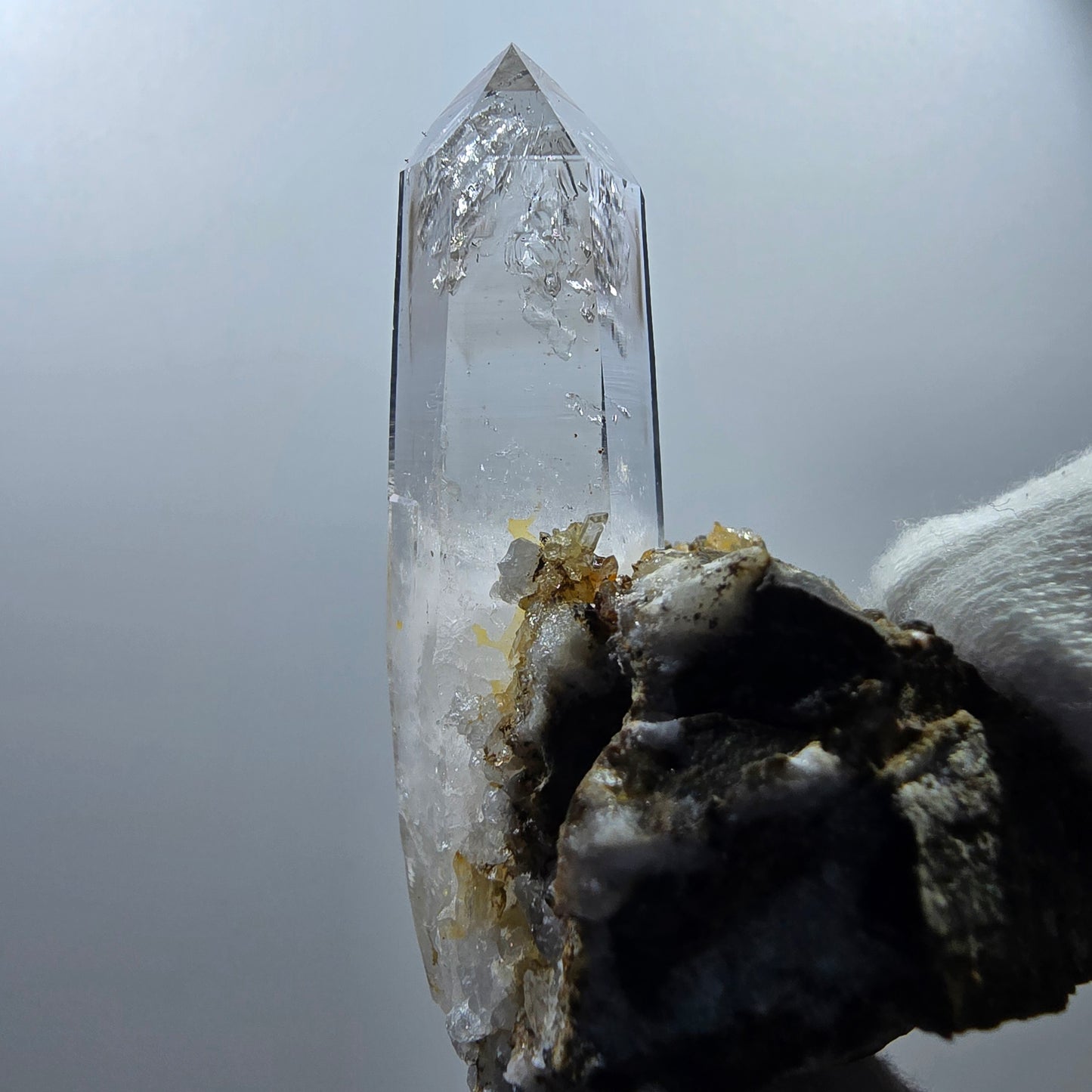 Quartz fumé fantôme, calcite UV sur matrice, spécimen Valentine Pocket Gobobs. Namibie, 68 x 59 x 45 mm.