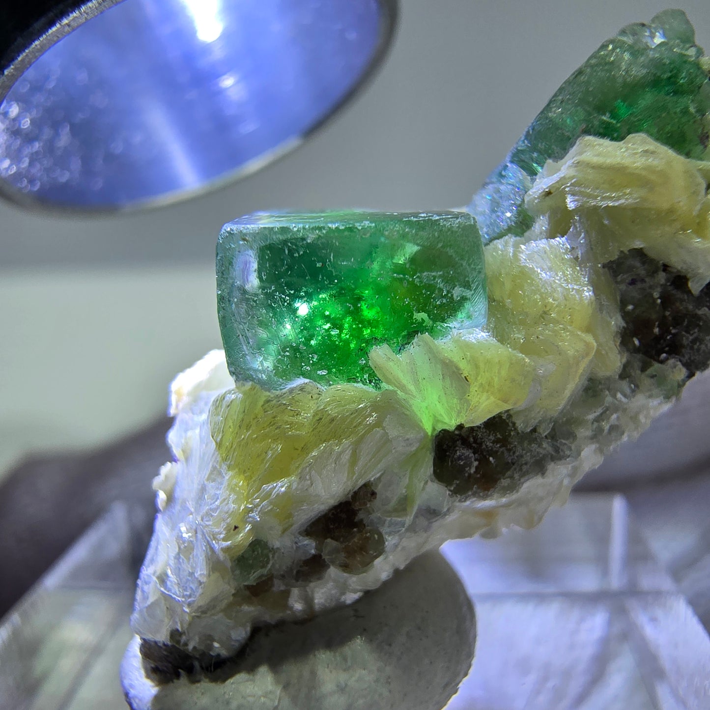 Cube de fluorite fantôme, spécimen de tourmaline scholle muscovite, Erongo, Namibie, 30 x 16 x 15 mm