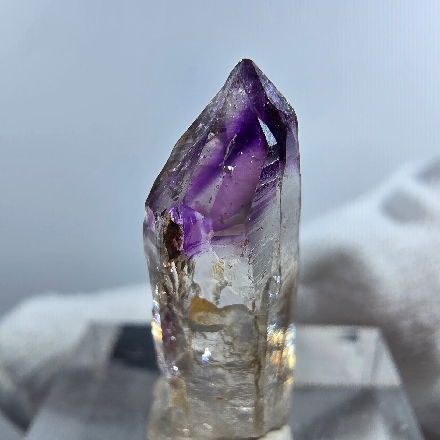 Pointe de sceptre en améthyste fantôme rare à Goboboseb, Namibie, 26 x 9 x 7 mm