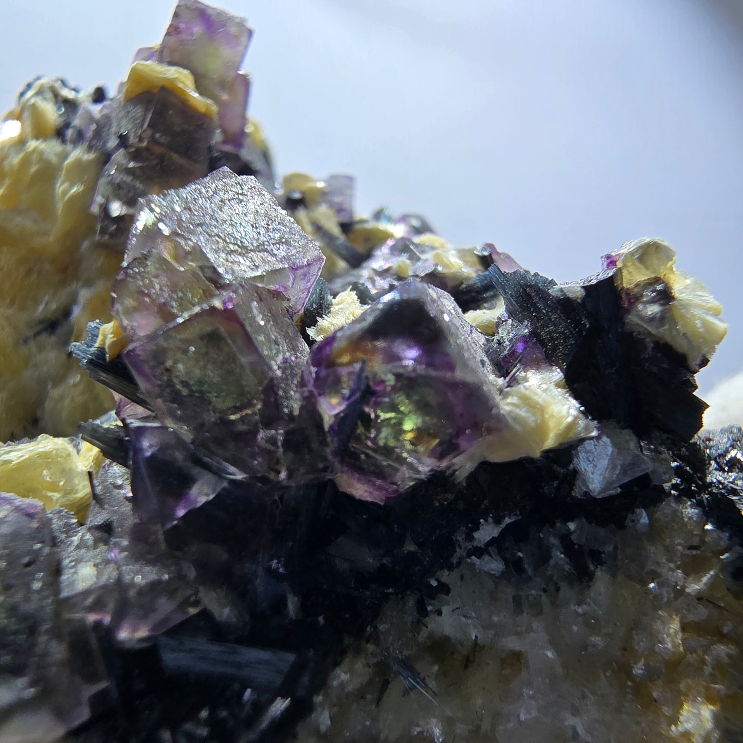 Cubes de fluorite fantôme colorés, tourmaline scholle muscovite, Erongo, Namibie, 61 x 60 x 29 mm