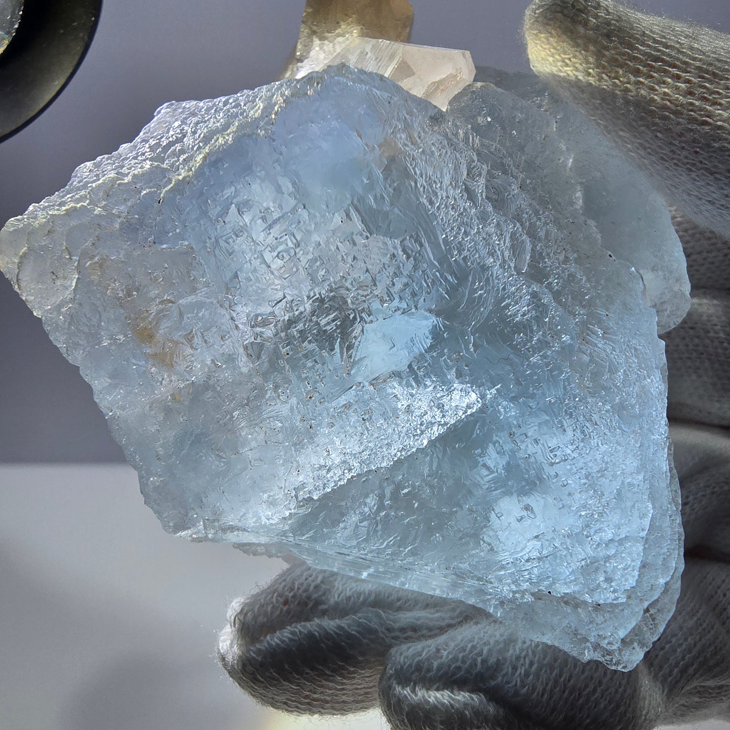 Grand spécimen de fluorite bleue et de quartz fumé, montagnes Erongo, Namibie, 93 x 67 x 36 mm