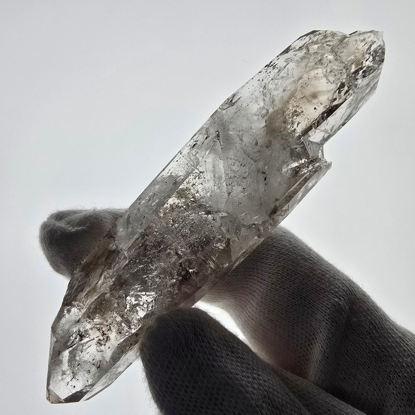 Sceptre DT en quartz fumé squelette Enhydro, poche Valentine en calcite UV, Namibie 98 x 24 x 18 mm