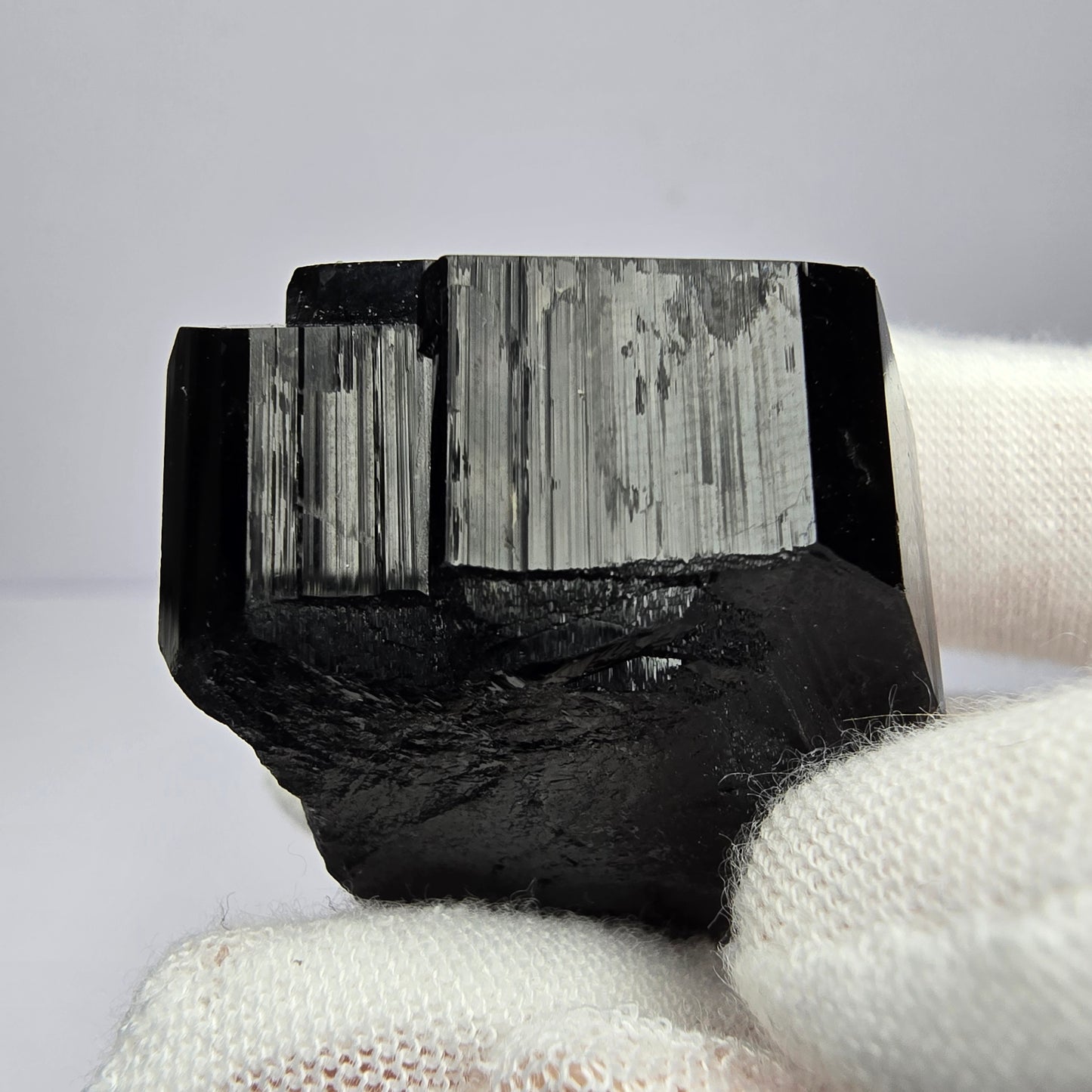 Symmetrischer Schörl Turmalin mit Hyalit Erongo, Namibia 40*30*27mm Sammlung