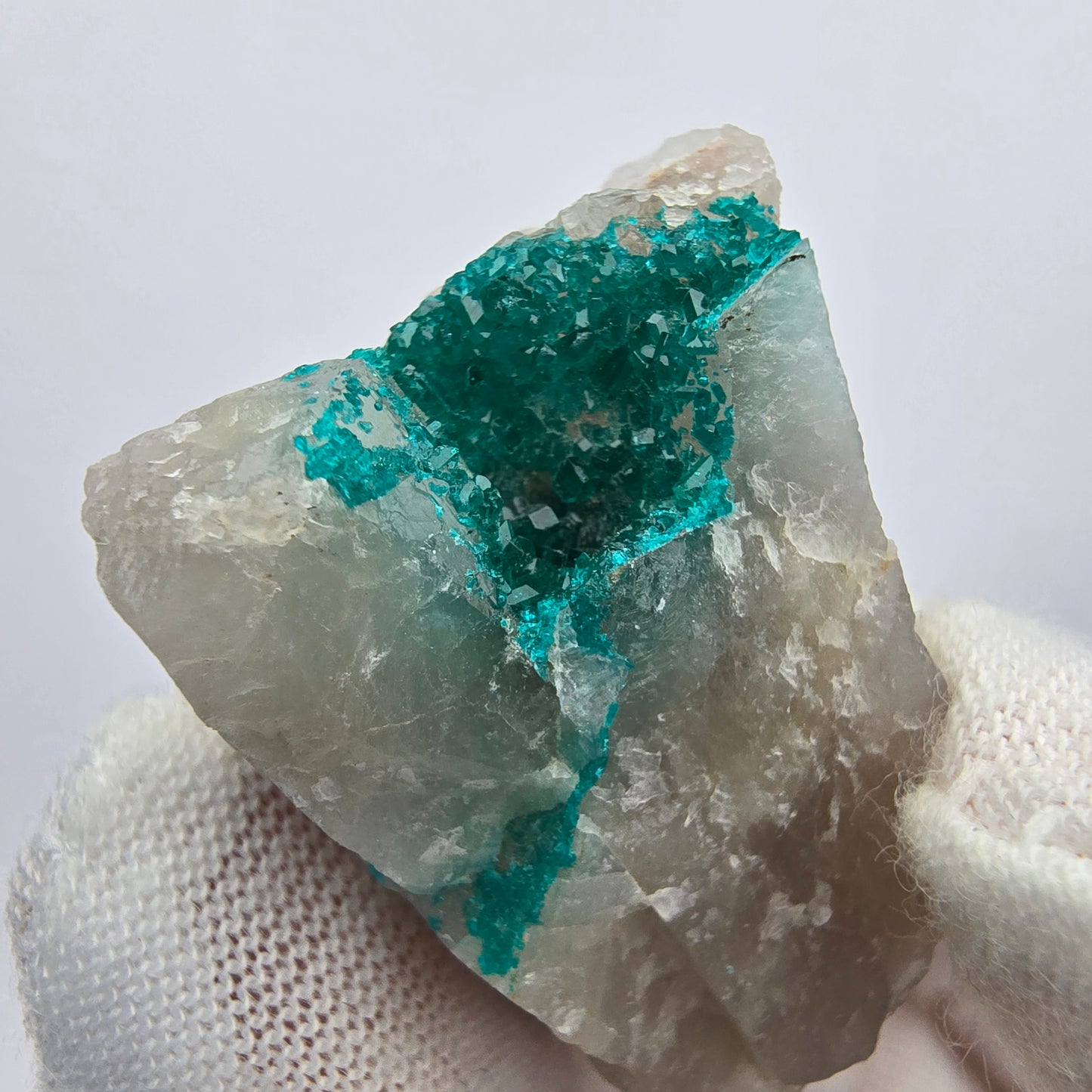 Rare spécimen de dioptase sur quartz Kaokoveld, Namibie 32*23*22mm Collection de minéraux