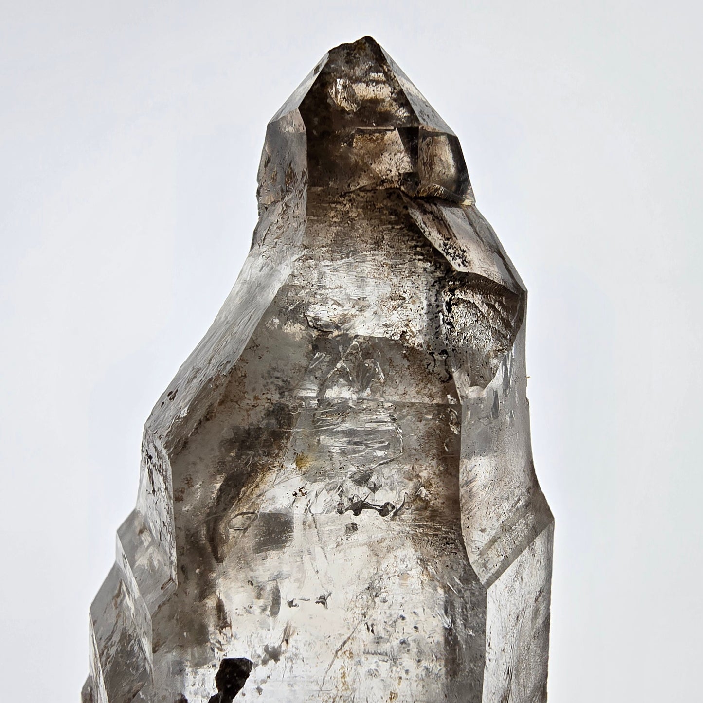 Sceptre squelette en quartz fumé DT, poche Saint-Valentin en calcite UV, Namibie 101 x 64 x 52 mm