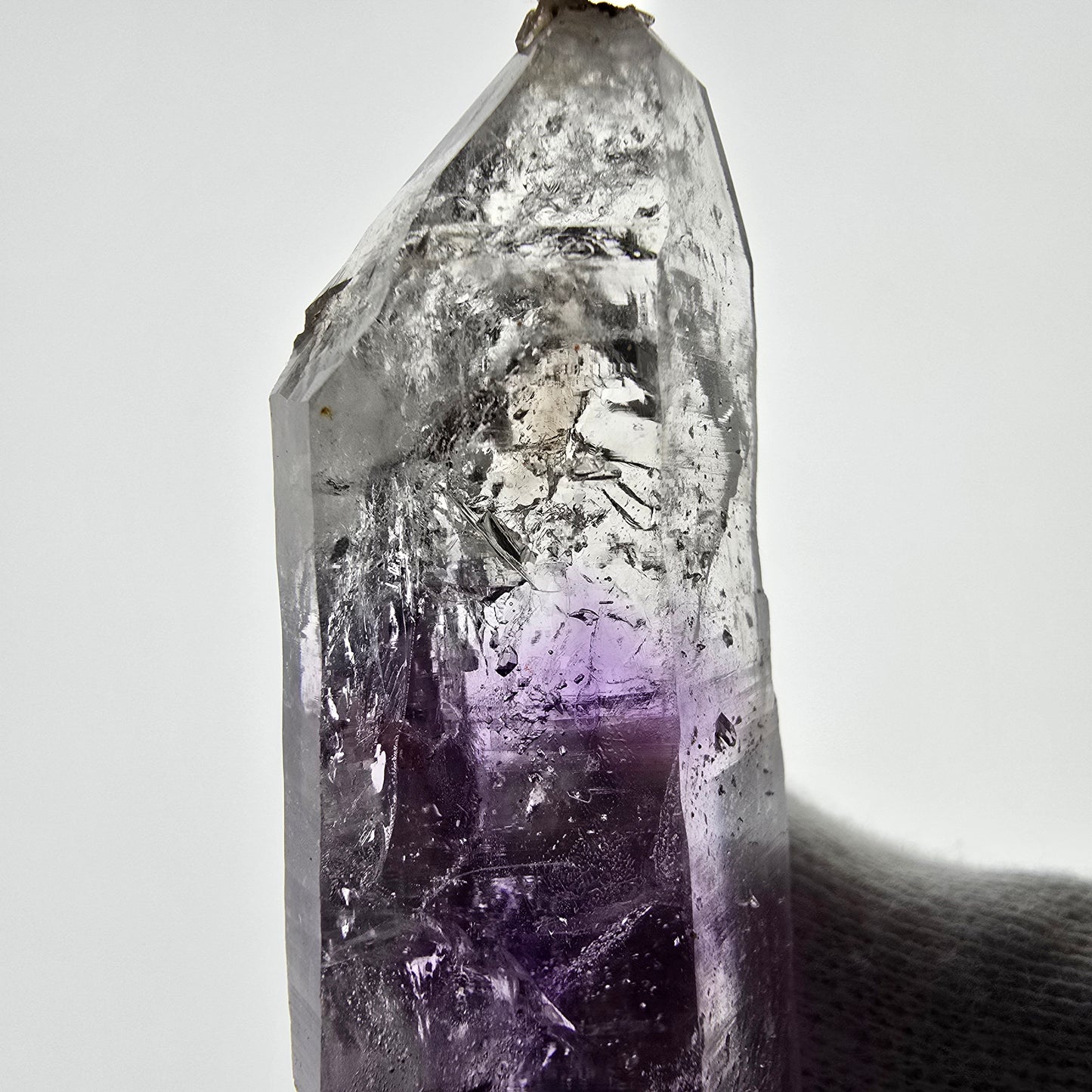 Sceptre fantôme squelette en améthyste, poche Saint-Valentin, Goboboseb, Namibie, 79 x 24 x 15 mm