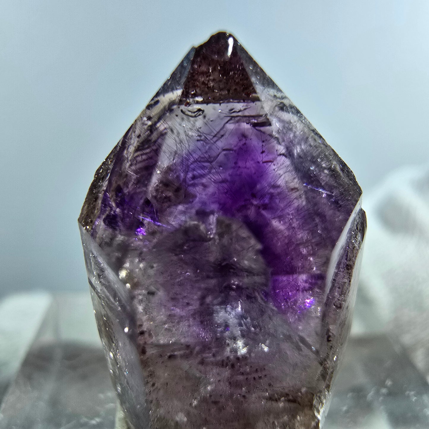 Pointe de sceptre en améthyste fantôme rare à Goboboseb, Namibie, 22 x 14 x 12 mm