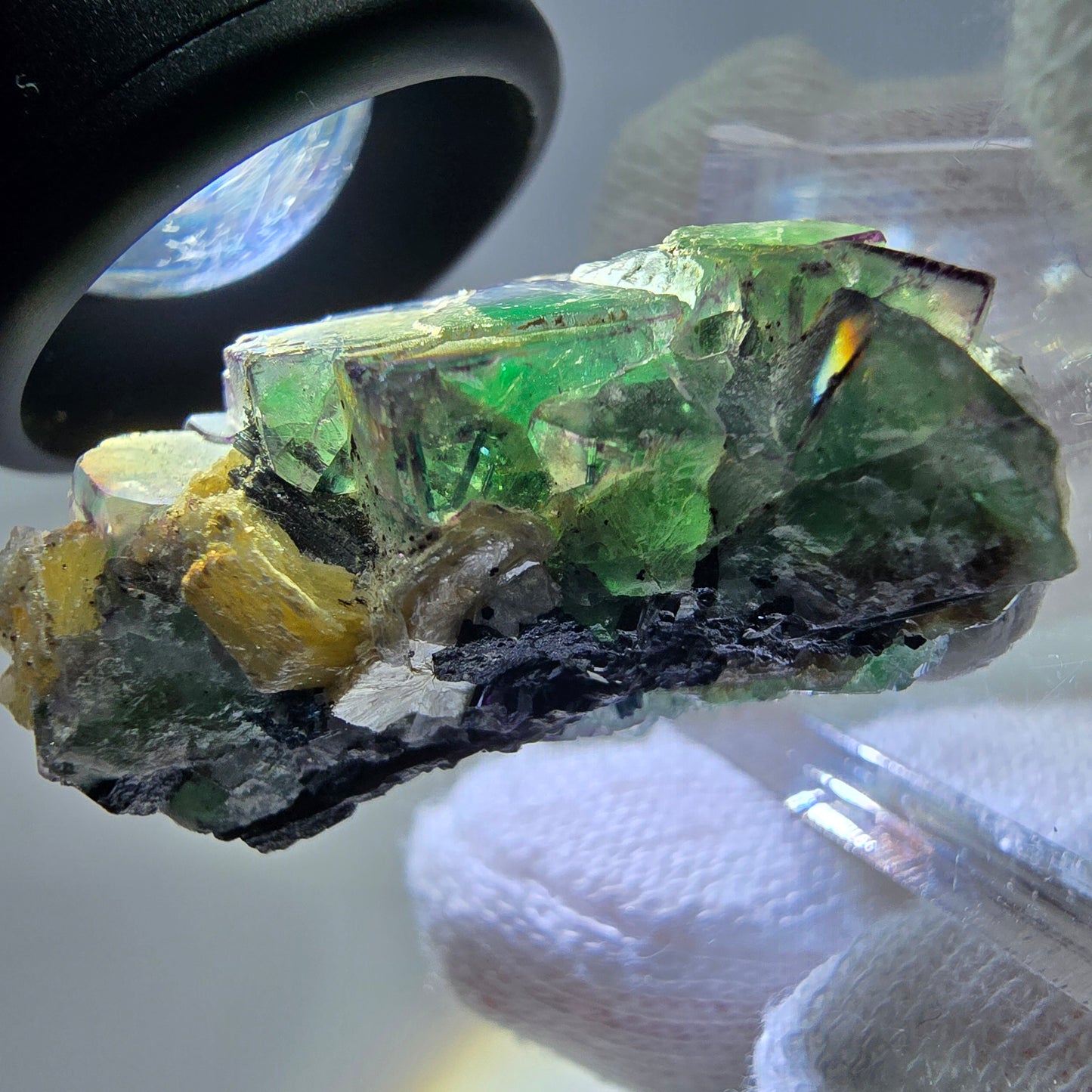 Cube de fluorite fantôme zonal, tourmaline muscovite Schörl hyalite Erongo, Namibie 36 x 21 x 17 mm