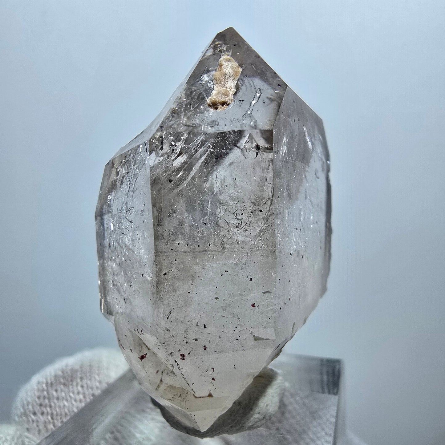 Pointe de sceptre en quartz fumé fantôme transparent, Goboboseb, Namibie, 44 x 33 x 22 mm