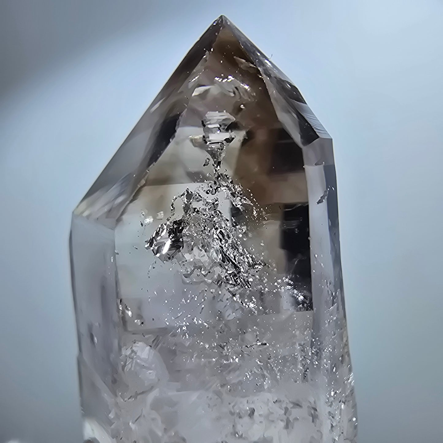 Pointe de sceptre en améthyste fantôme transparente, Goboboseb, Namibie, 40 x 18 x 15 mm
