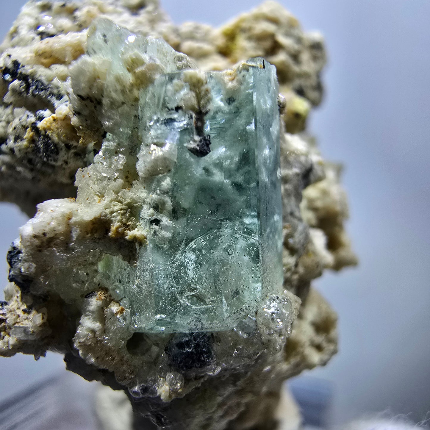 Seltene Aquamarin X mit Hyalit, Orthoklas Stufe Erongo, Namibia 39*38*28mm