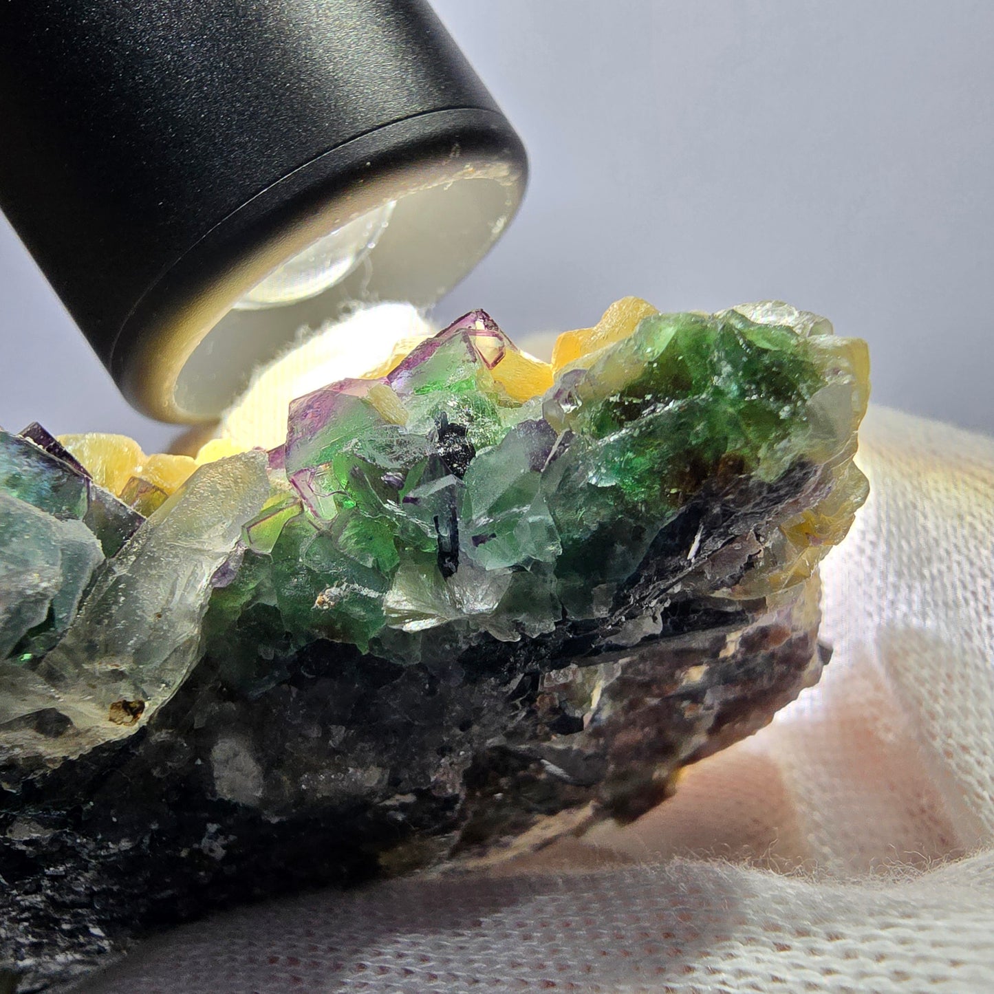 Grande fluorite fantôme, tourmaline schol, hyalite, muscovite, quartz fumé, Erongo, Namibie, 93 x 74 x 24 mm