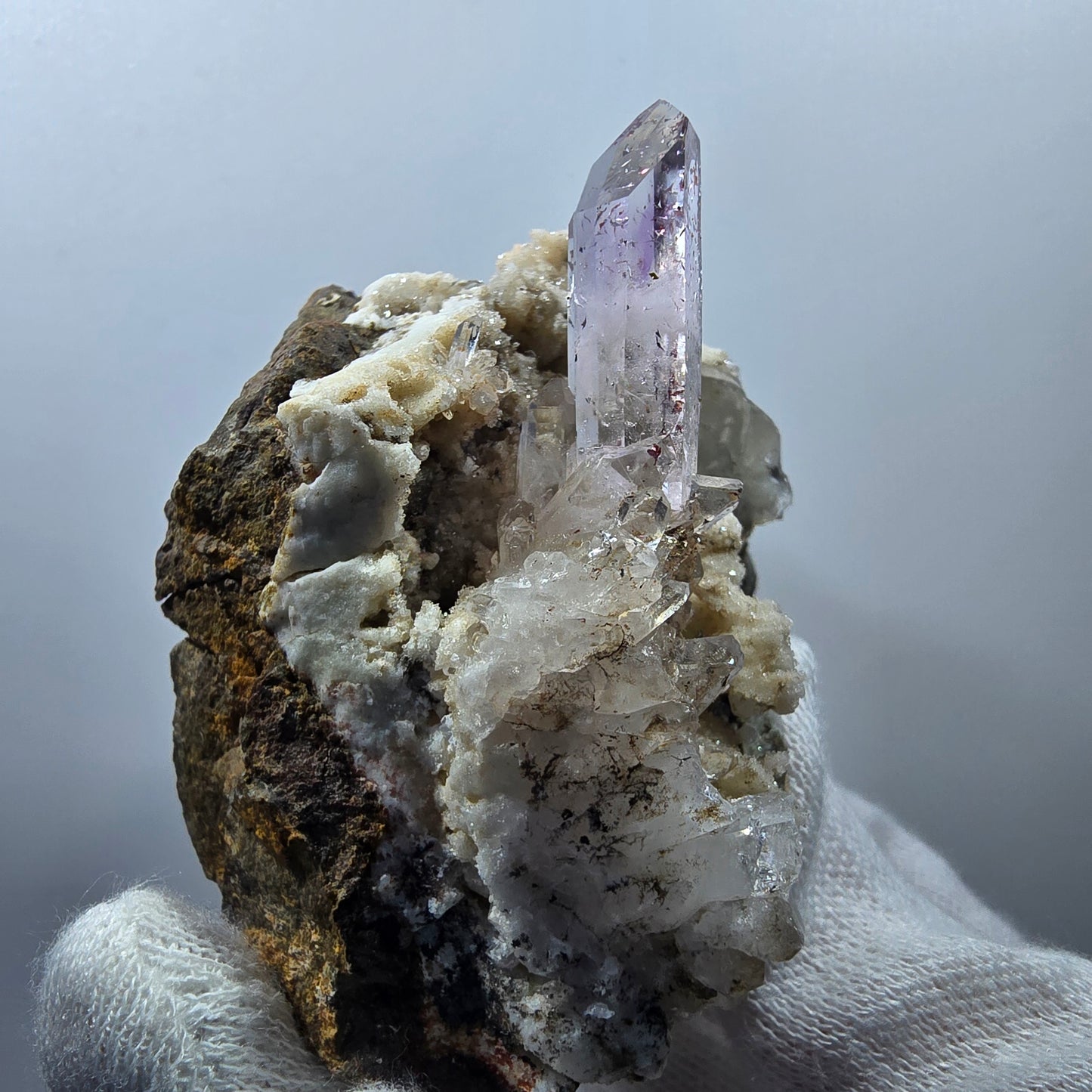 Améthyste Fantôme Harlequin, calcite UV sur matrice Valentine Pocket Gobob. Namibie 78 x 65 x 46 mm