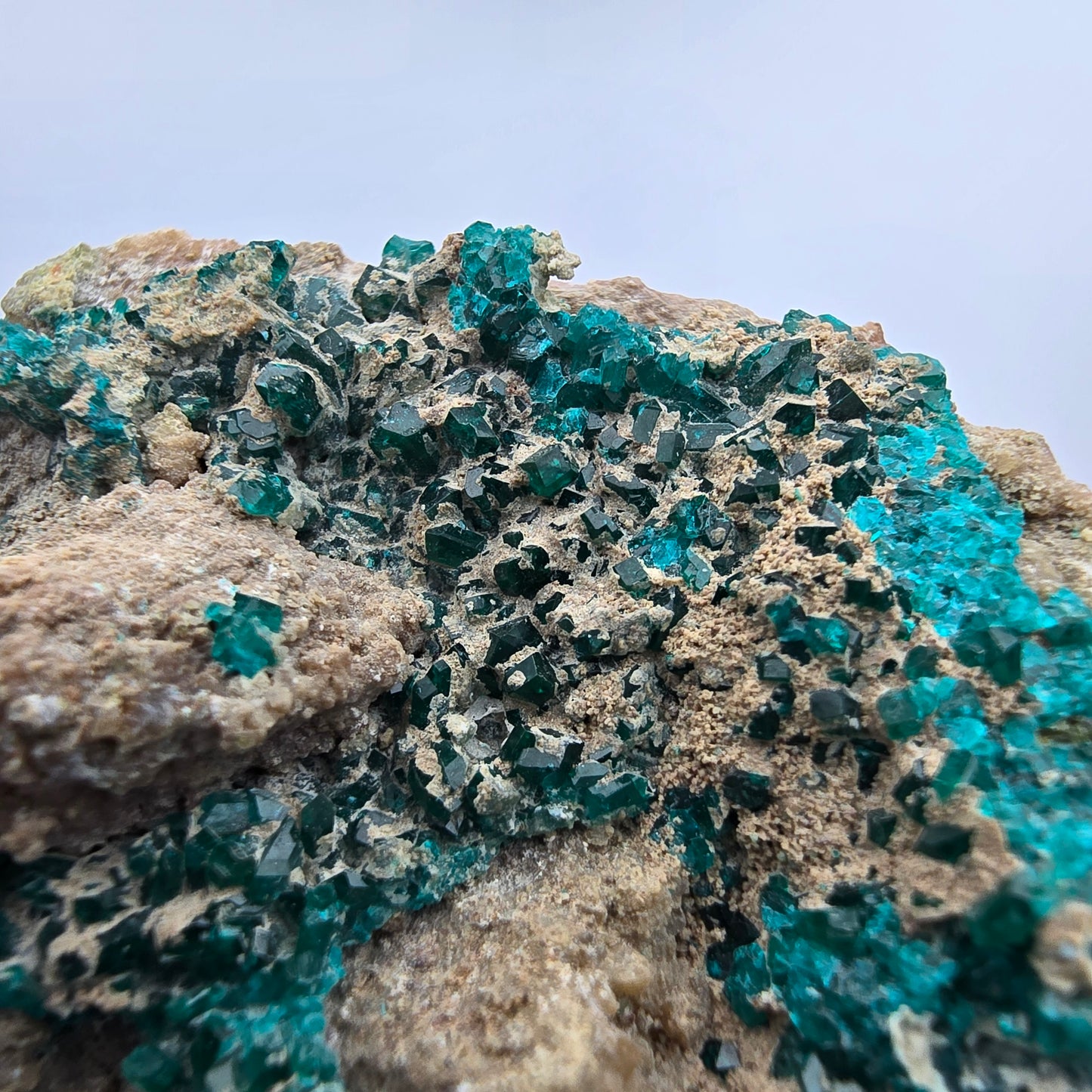 Rare spécimen de dioptase sur quartz Kaokoveld, Namibie 61*56*29mm Collection de minéraux