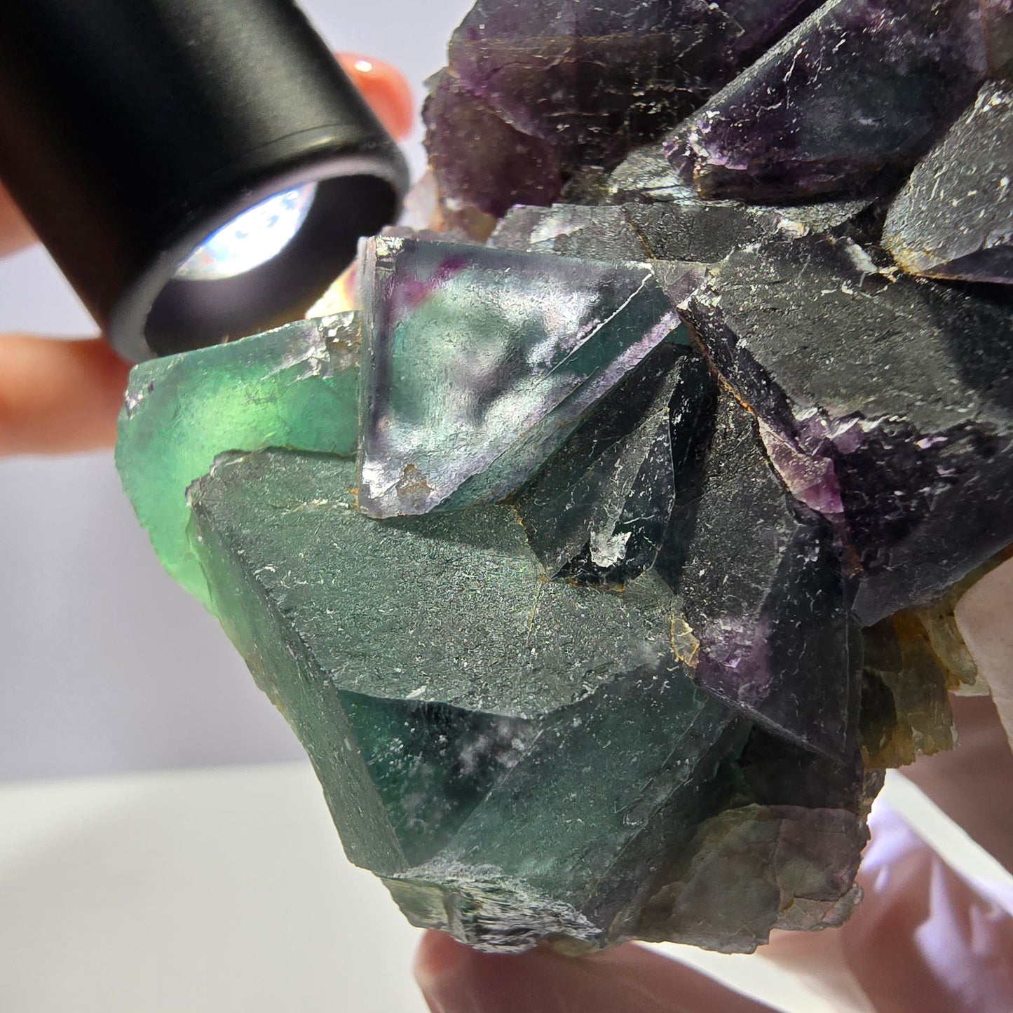 Grand spécimen de cube de fluorite fantôme, vert violet, Okorusu, Namibie, 88 x 60 x 40 mm