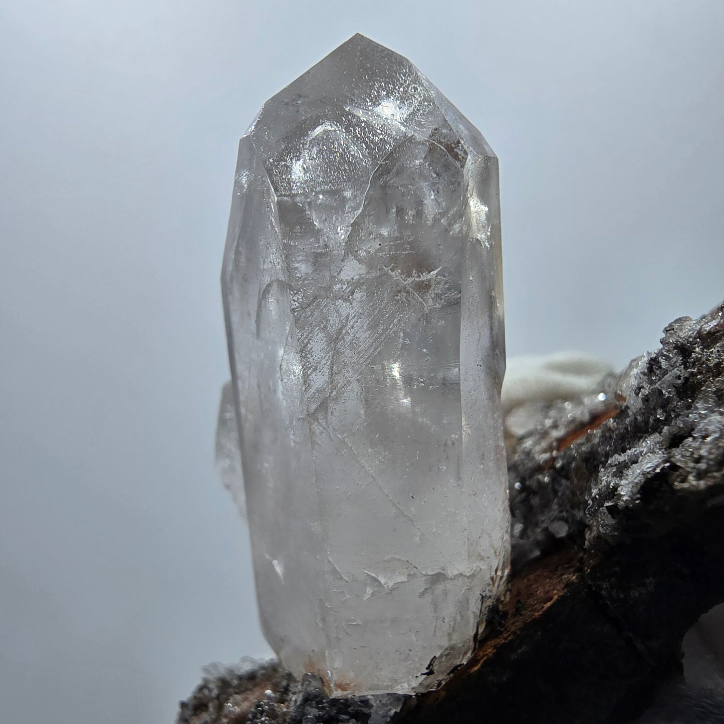 Quartz fumé fantôme hématite, calcite UV sur matrice Valentine Pocket Gob. Namibie 82 x 57 x 53 mm