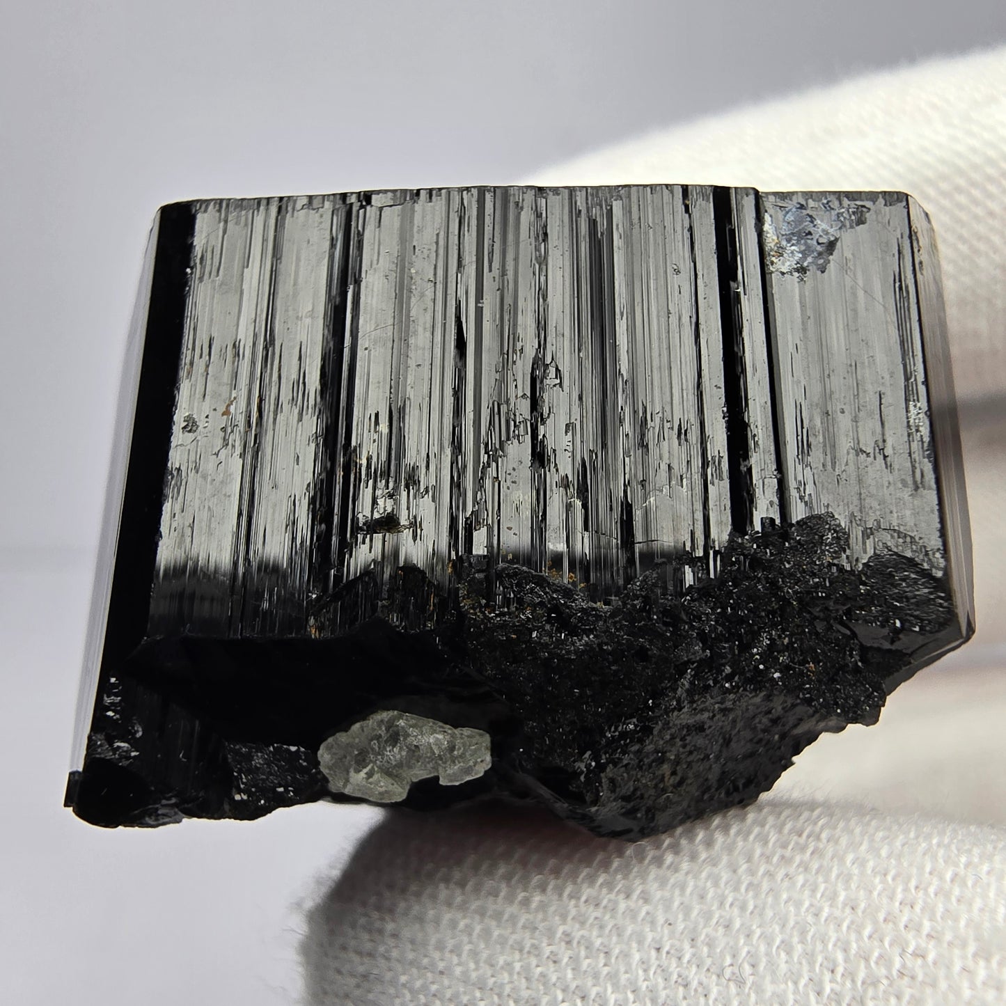 Symmetrischer Schörl Turmalin mit Hyalit Erongo, Namibia 34*31*26mm Sammlung