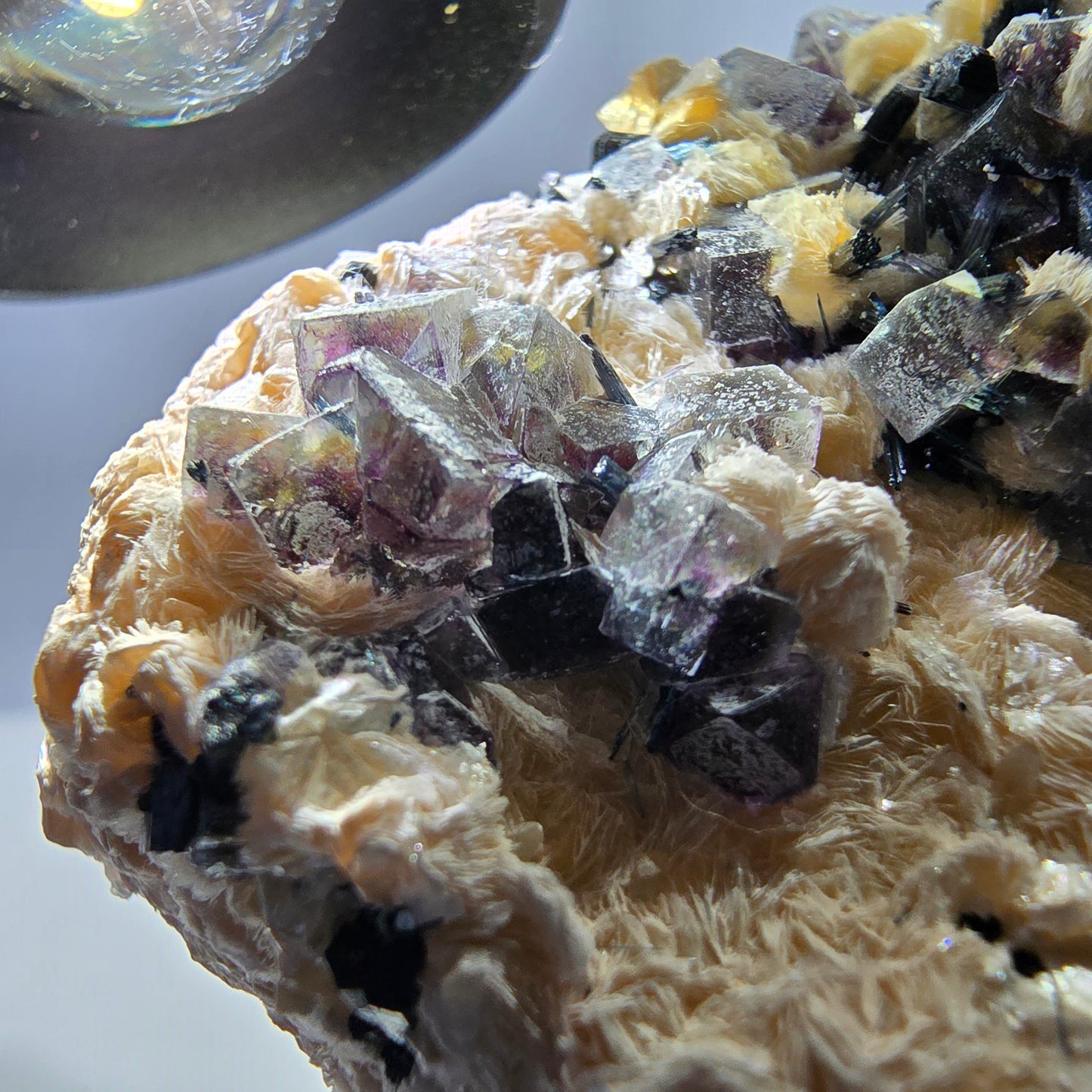 Spécimen de fluorite fantôme colorée, tourmaline scholle, muscovite, Erongo, Namibie, 54 x 49 x 40 mm