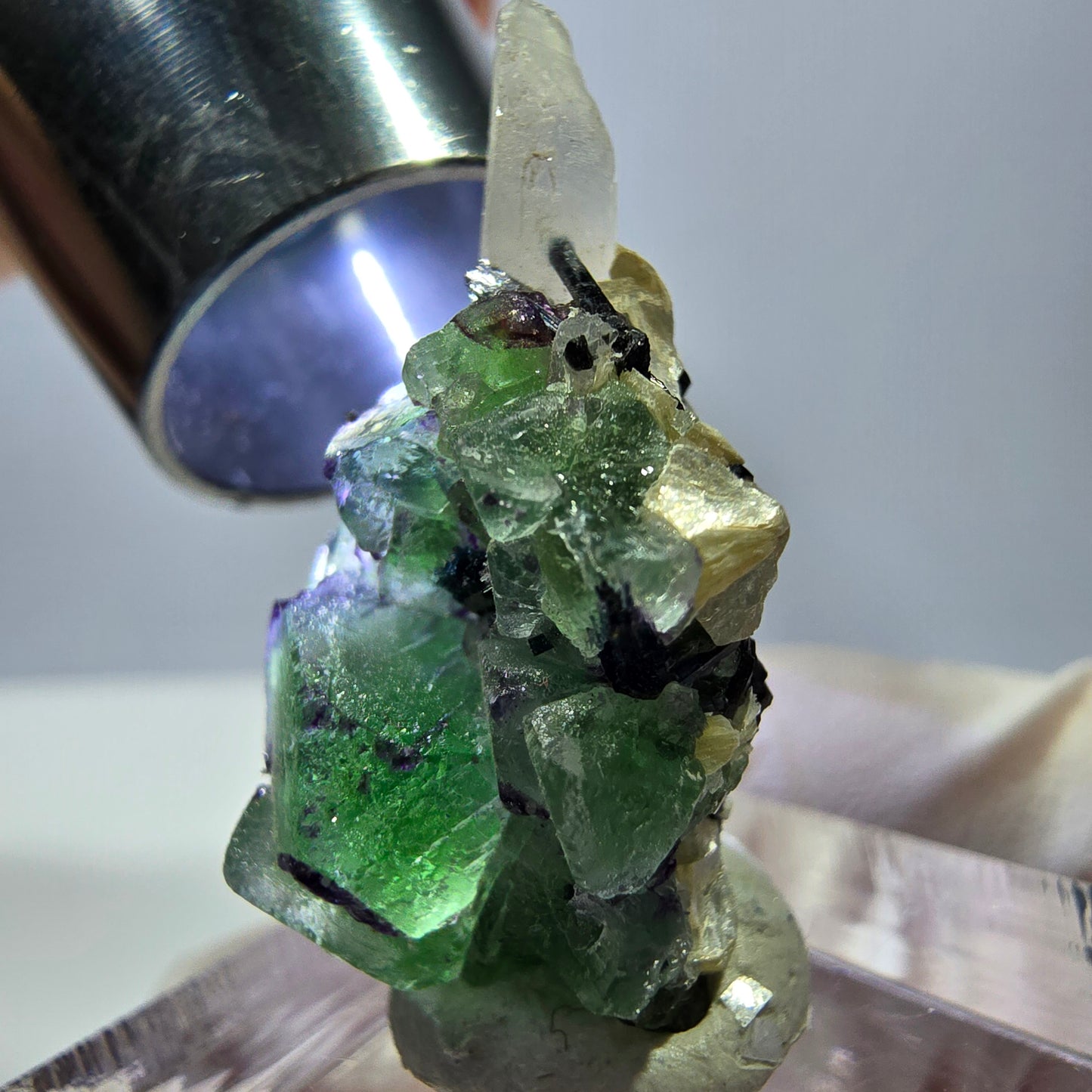 Cube de fluorite fantôme, quartz fumé, tourmaline schol, muscovite, Erongo, Namibie, 31 x 22 x 16 mm