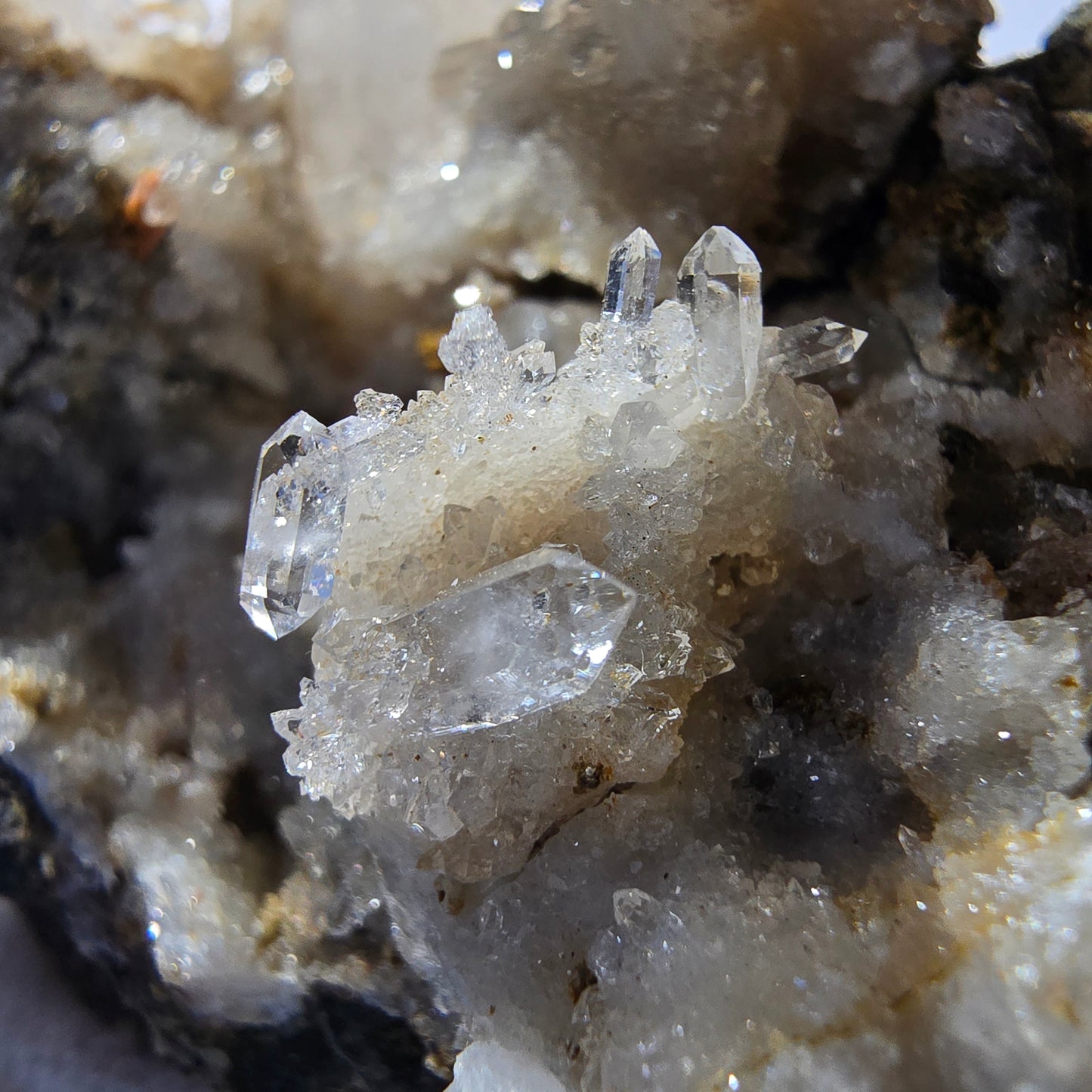 Quartz fumé fantôme DT, calcite UV sur matrice, spécimen Valentine Pocket, Namibie, 103 x 51 x 30 mm