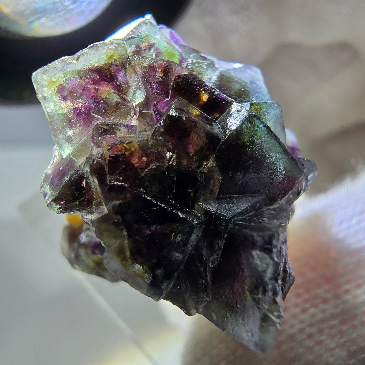 Spécimen de fluorite fantôme colorée, tourmaline scholle, muscovite, Erongo, Namibie, 33 x 29 x 23 mm