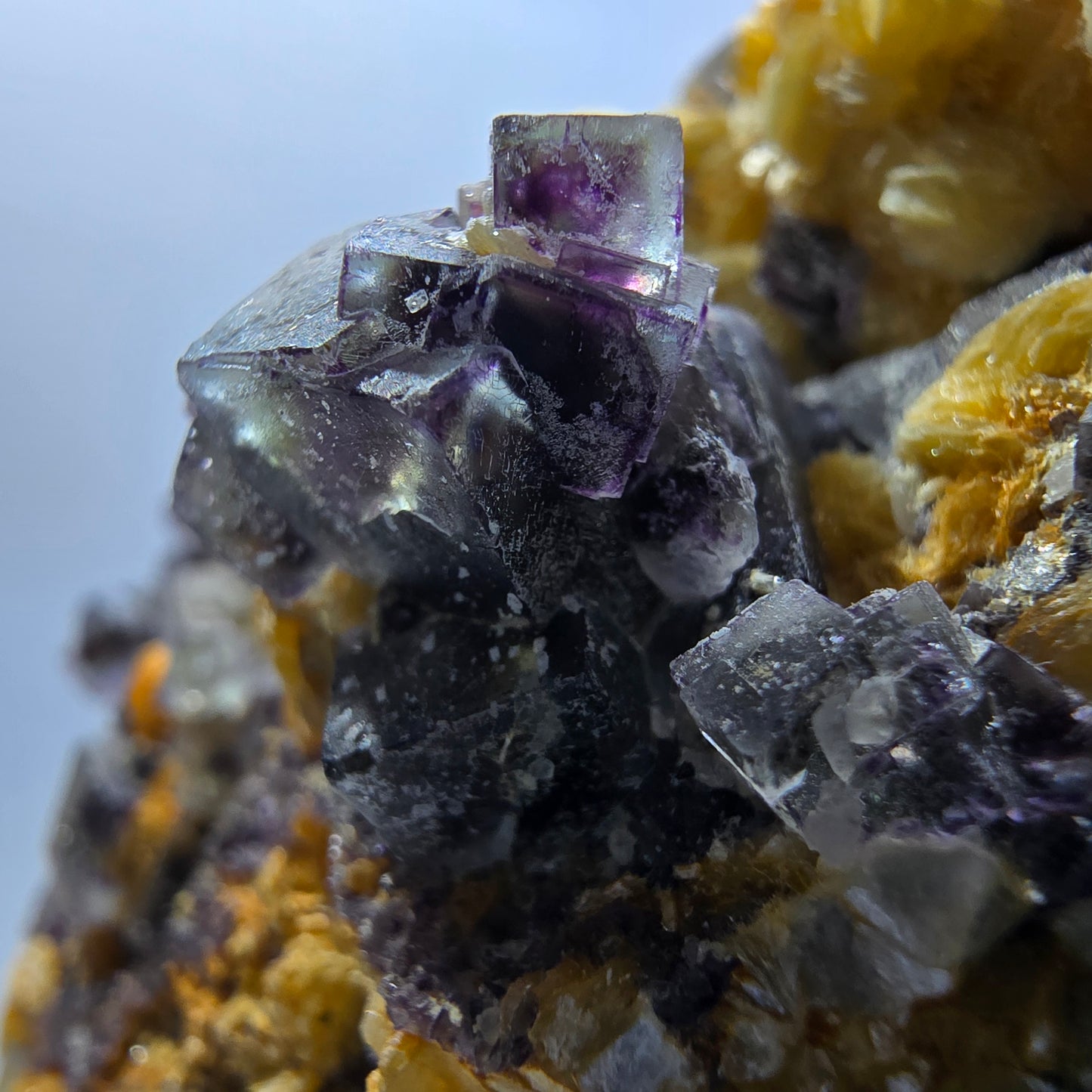 Spécimen de fluorite fantôme colorée, de tourmaline Schorl et de muscovite, Erongo, Namibie, 58 x 51 x 33 mm