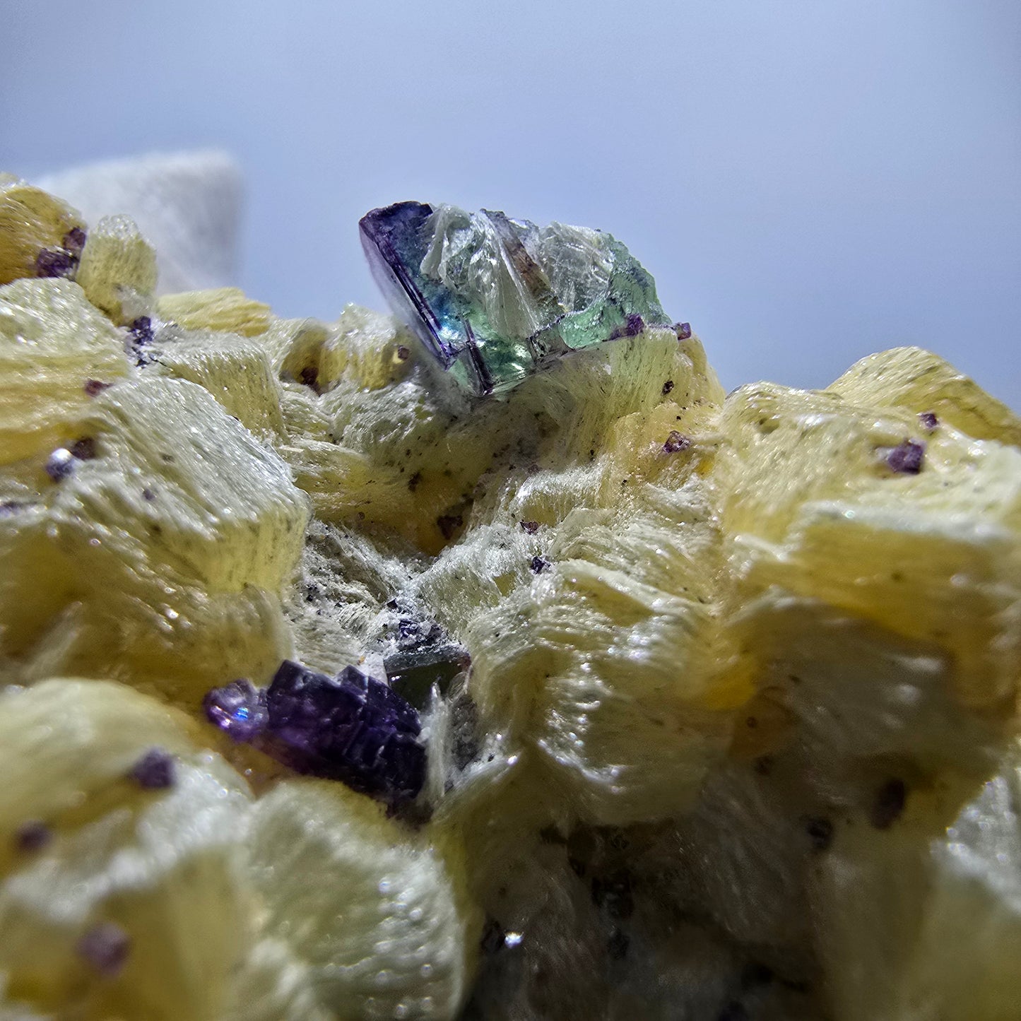 Fluorite fantôme, quartz fumé, tourmaline Schörl, hyalite, muscovite Erongo, Namibie 62*43*31mm