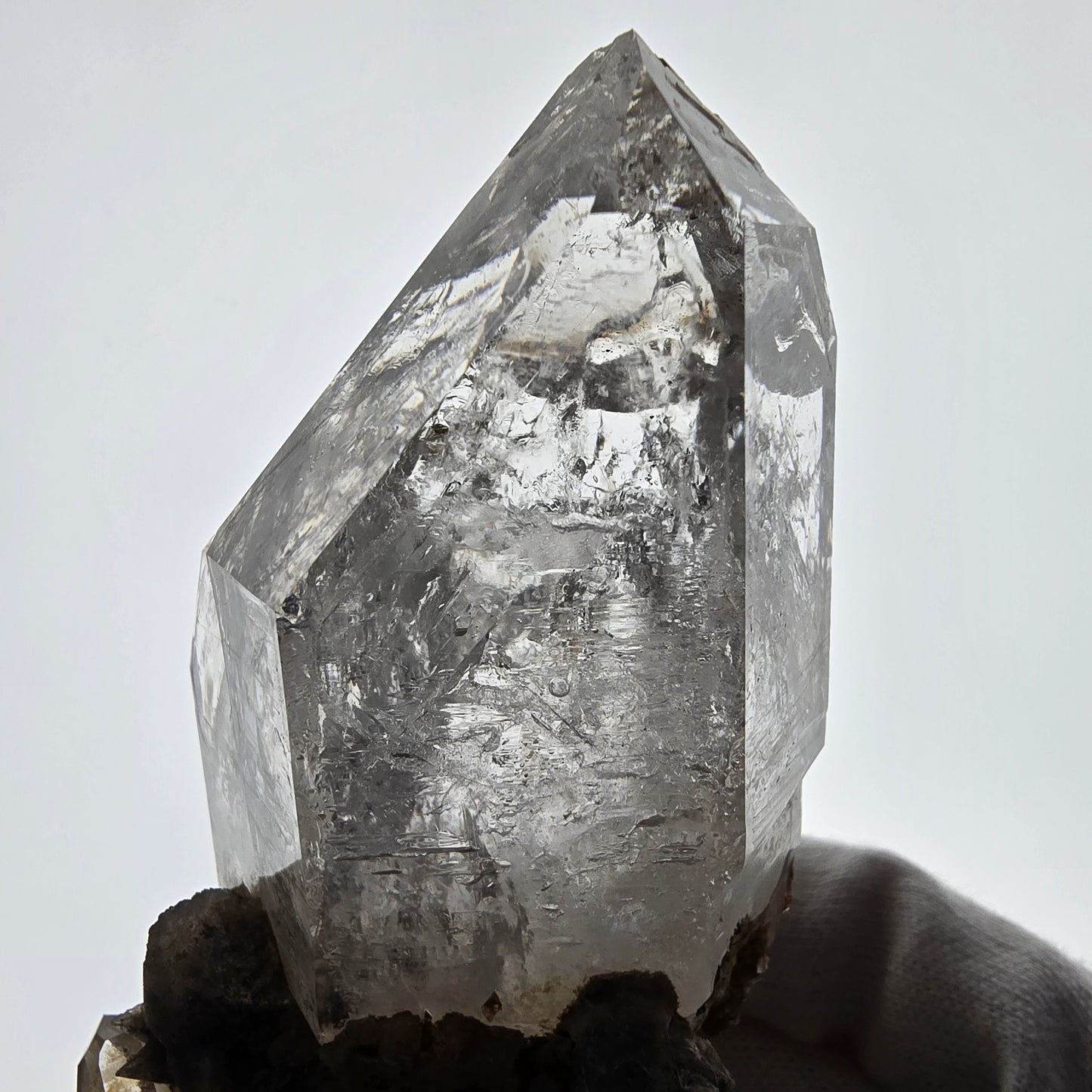 Sceptre squelette en quartz fumé Enhydro, calcite UV Valentine Pocket Goboboseb Namibie 99 x 56 x 45 mm