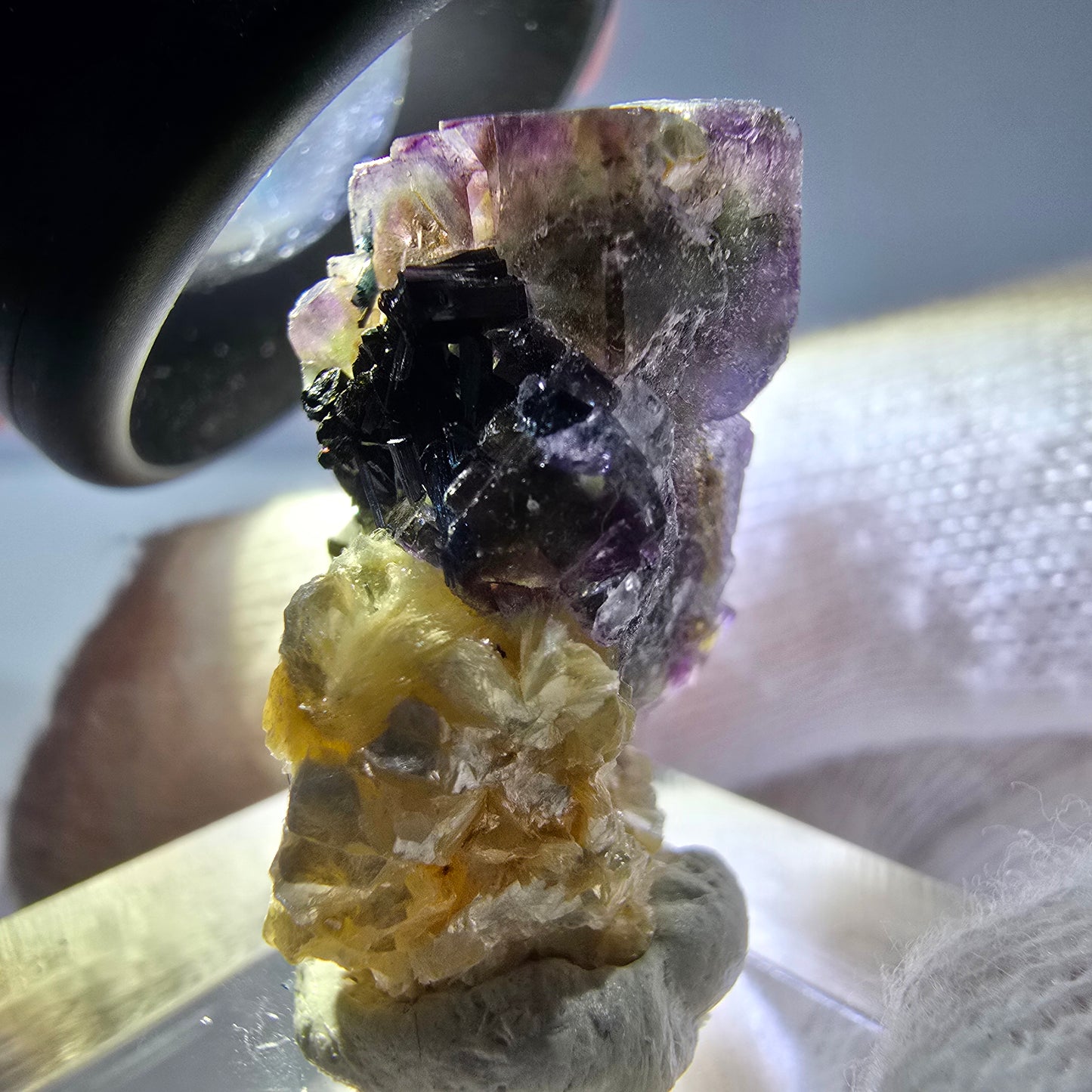 Spécimen de fluorite fantôme colorée, tourmaline scholle, muscovite, Erongo, Namibie, 25 x 22 x 14 mm