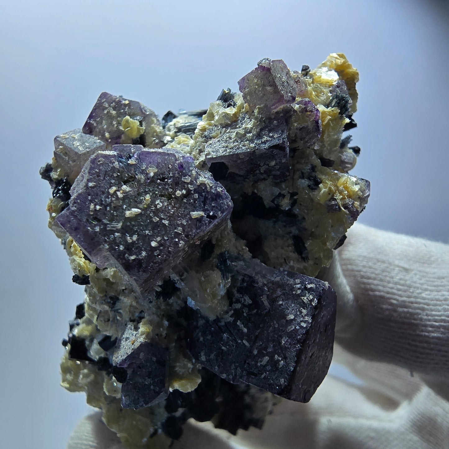 Fluorite fantôme colorée, tourmaline schol, hyalite, quartz fumé, muscovite, Erongo, Namibie, 78 x 70 x 48 mm