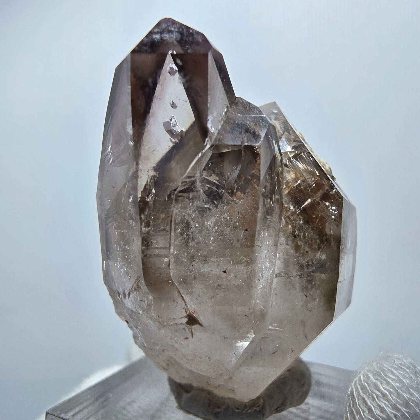 Amas de sceptres en quartz fumé fantôme transparent, Goboboseb, Namibie, 40 x 34 x 23 mm
