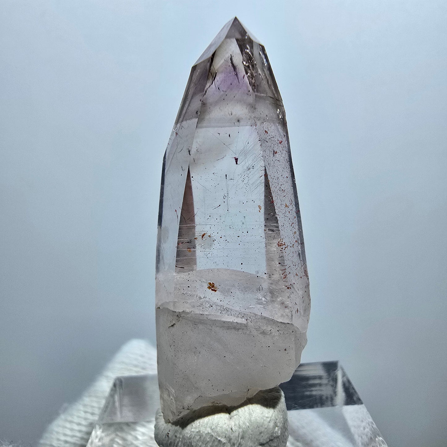 Pointe de sceptre en quartz fumé fantôme lémurien, Goboboseb, Namibie, 39 x 15 x 11 mm