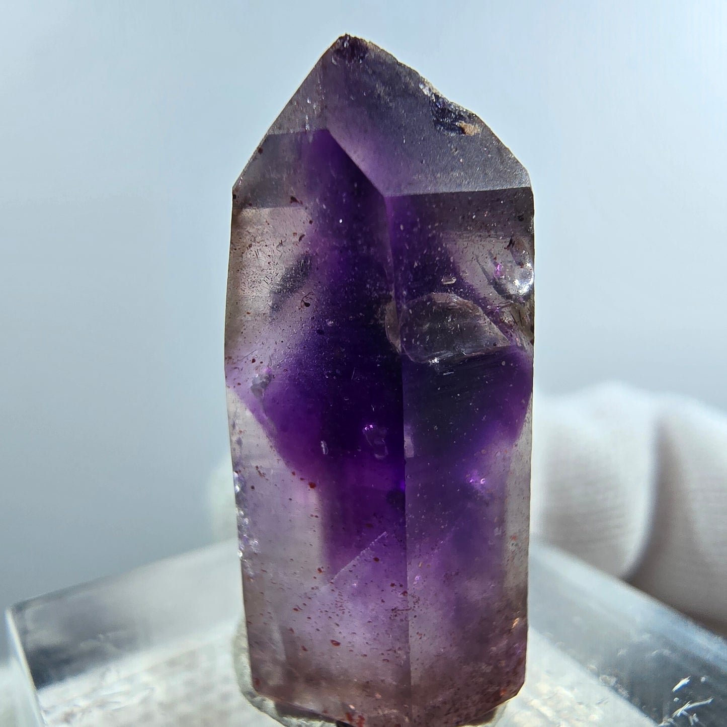 Pointe de sceptre en améthyste fantôme rare à Goboboseb, Namibie, 26 x 12 x 10 mm