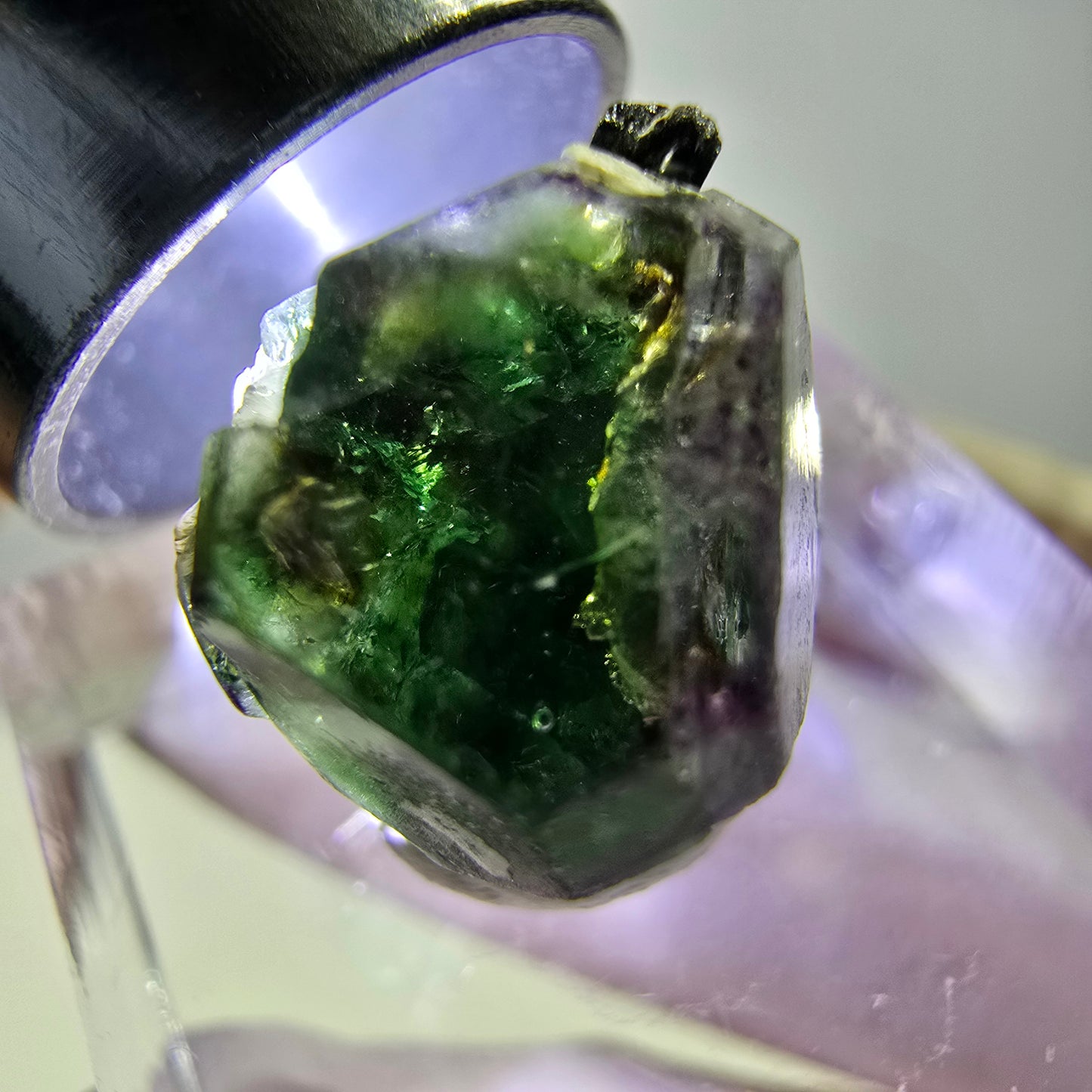 Cube hexagonal de fluorite fantôme, muscovite, tourmaline Schörl, Erongo, Namibie, 14 x 13 x 13 mm