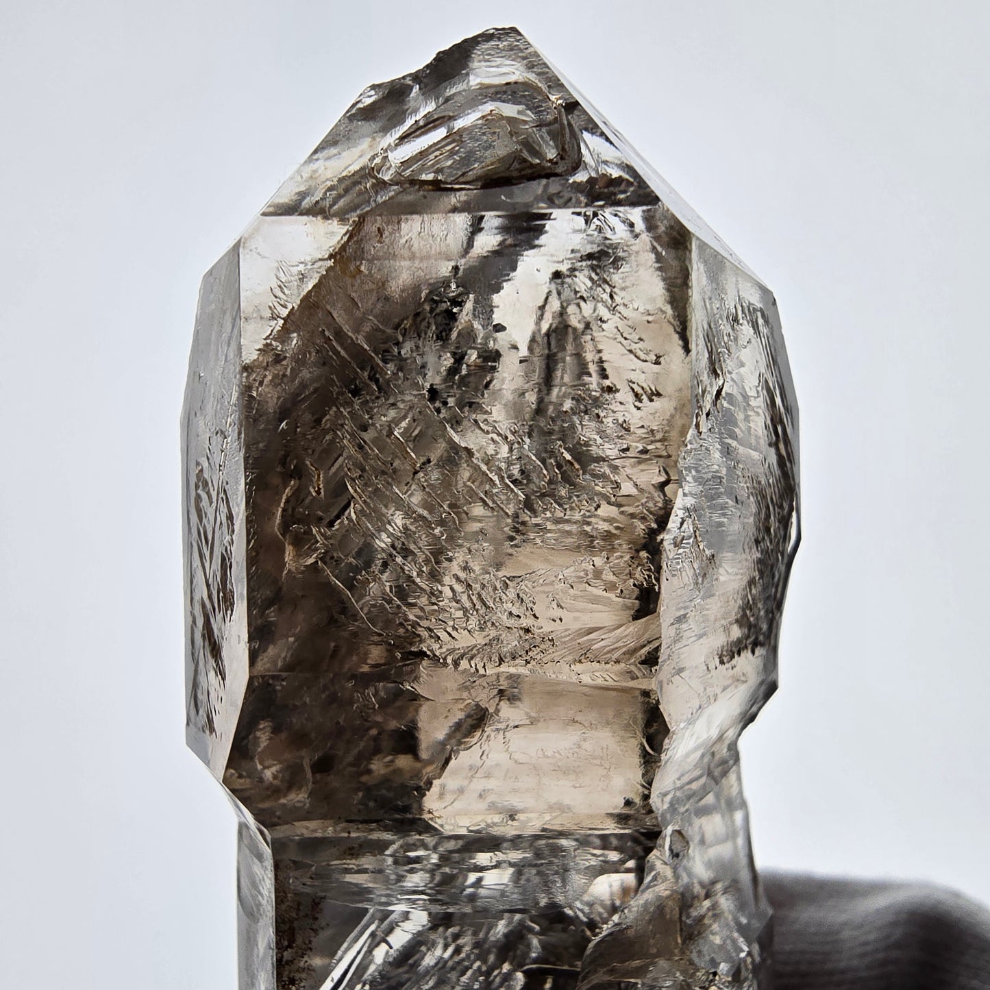 Sceptre de poche en quartz fumé fantôme, Goboboseb de la Saint-Valentin, Namibie, 107 x 38 x 28 mm