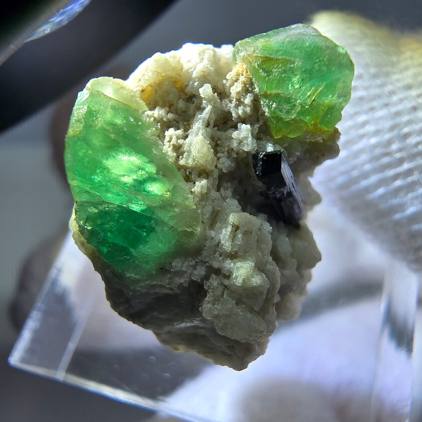 Spécimen de tourmaline Schorl et d'orthose cubique de fluorite fantôme, Erongo, Namibie, 20 x 17 x 16 mm