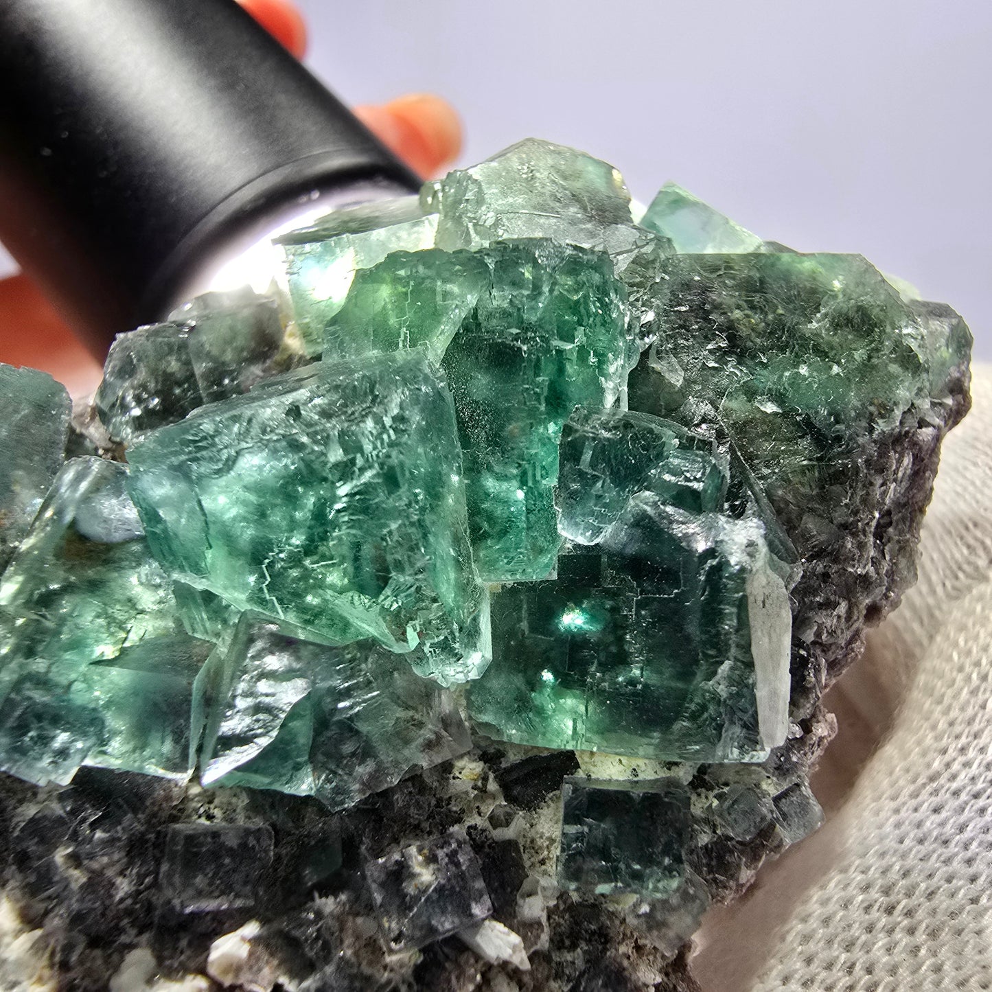 Grand cube de fluorite fantôme vert étagé Okorusu Namibie 105 x 45 x 36 mm