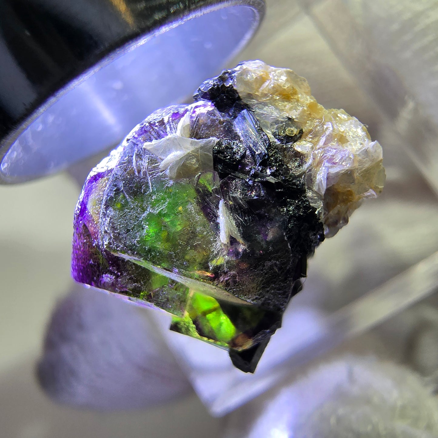 Fluorite fantôme colorée, Spécimen de tourmaline scholle muscovite, Erongo, Namibie, 19 x 17 x 14 mm